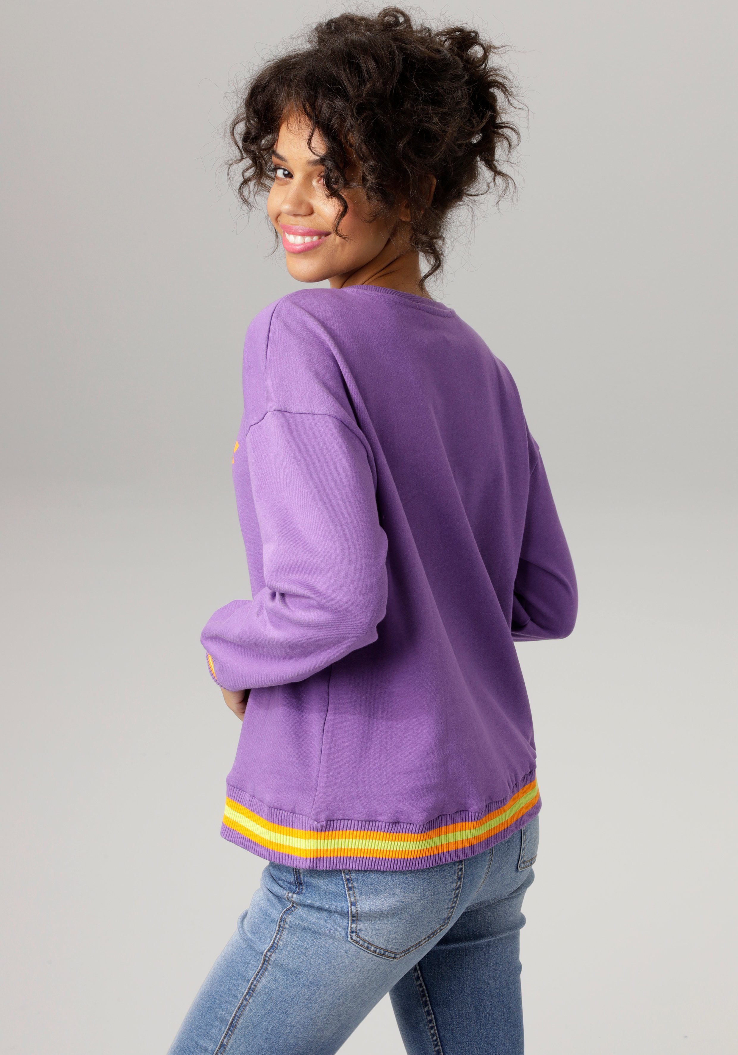 Aniston CASUAL Sweatshirt Print op voorkant met abstracte waterlelie en tekst