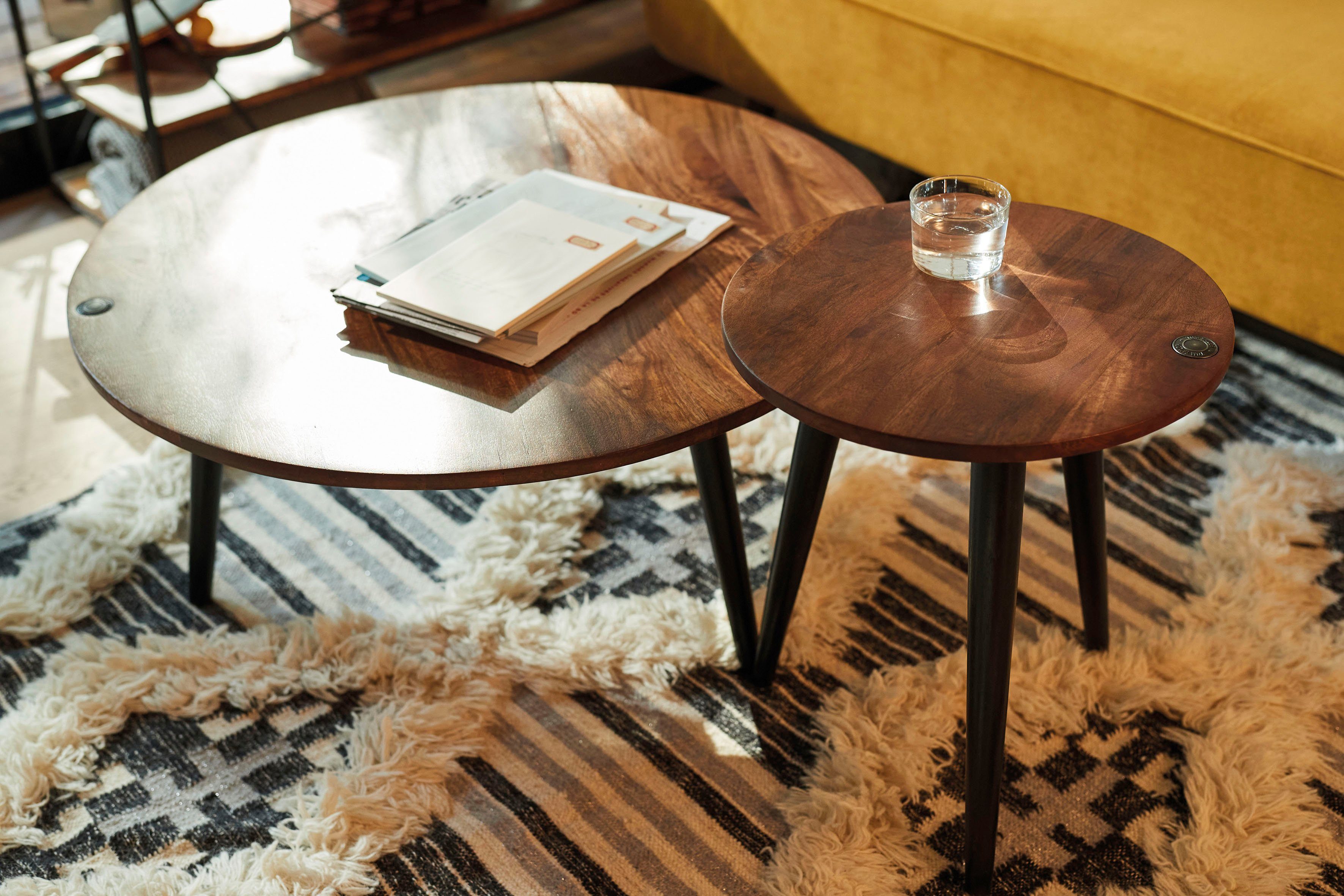 TOM TAILOR HOME Bijzettafel T-WOOD TABLE HIGH Bijzettafel met knoopdetail, donker mangohout en zwarte poten