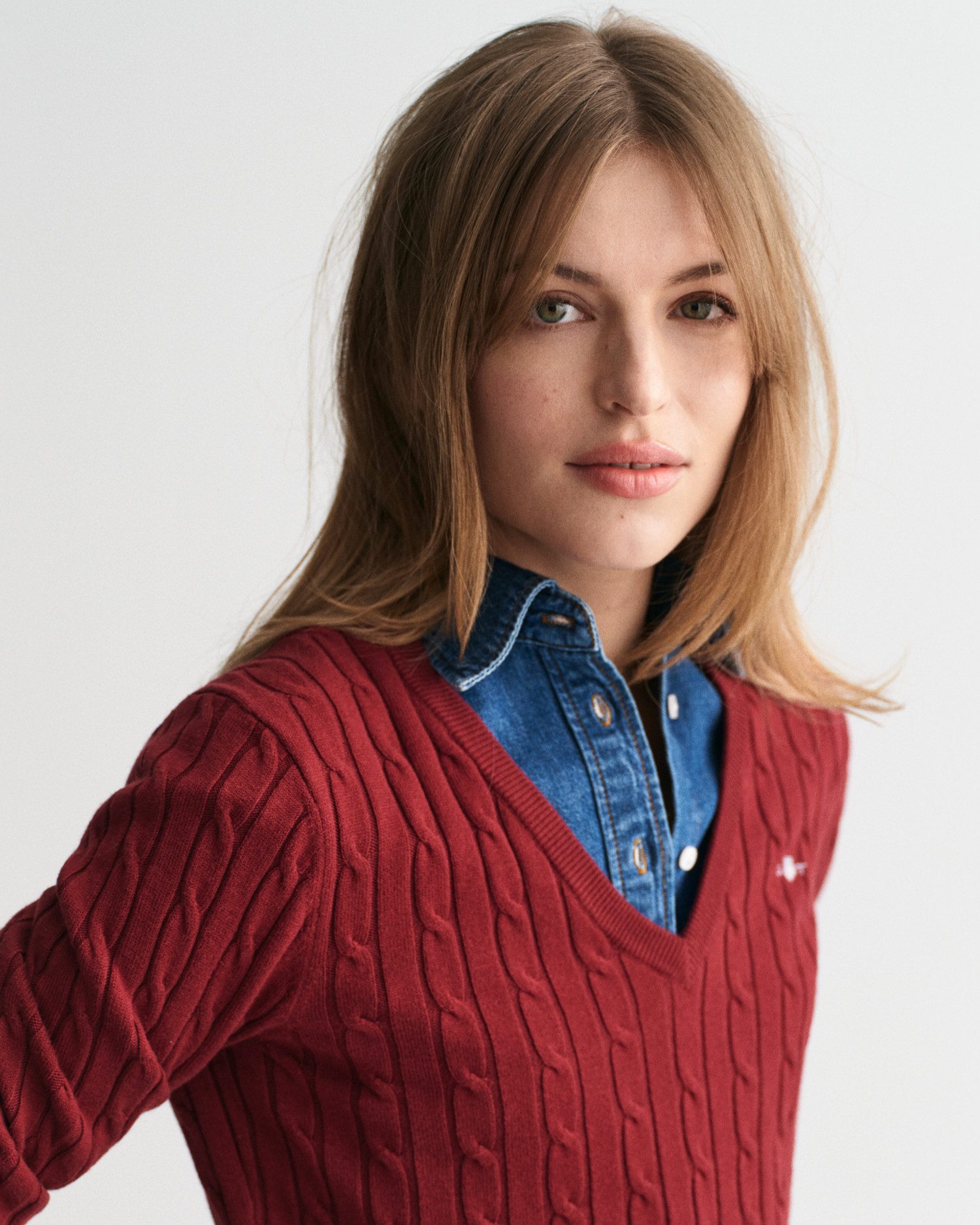 Gant Gebreide trui STRETCH COTTON CABLE V-NECK met logoborduursel op borsthoogte