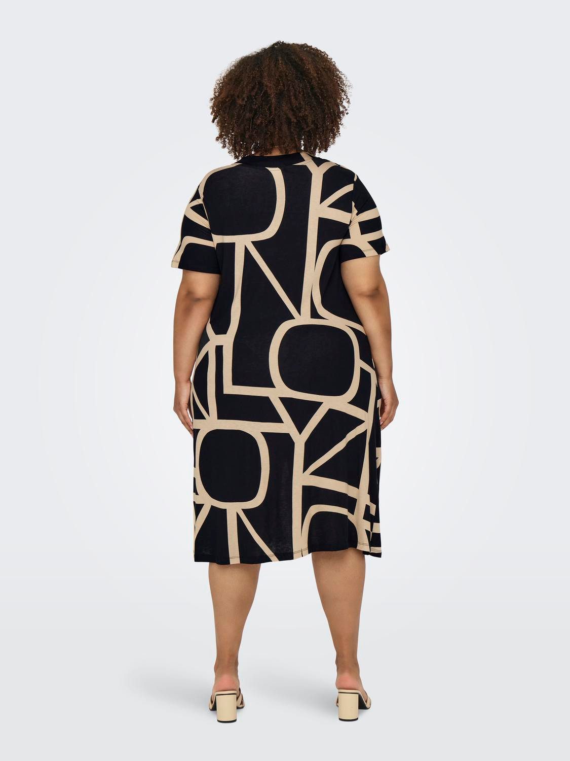 ONLY CARMAKOMA Shirtjurk CARFYRLA LIFE S/S V-NCK BLK AOP DRE NOOS