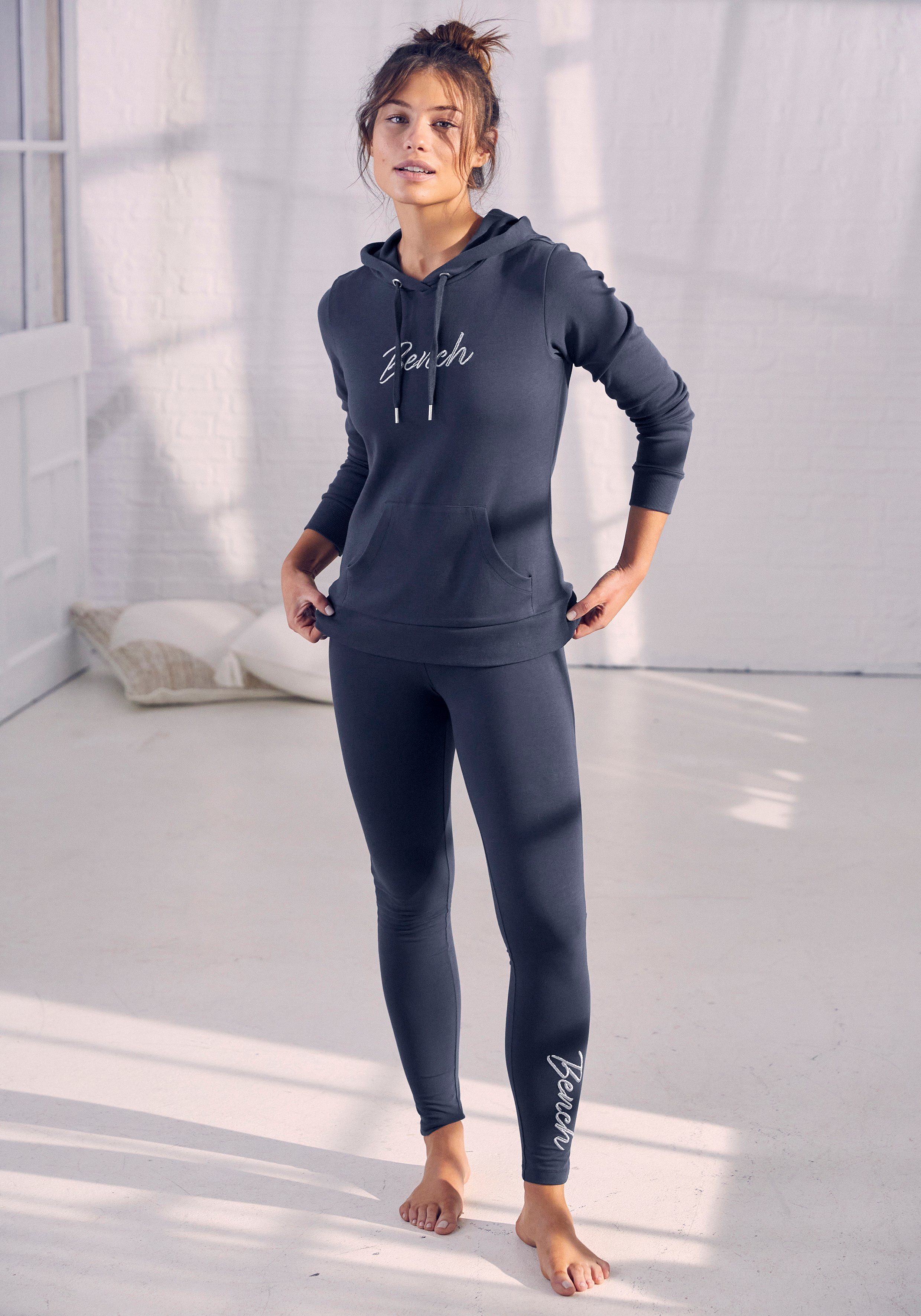 Bench. Loungewear Legging met glinsterend logoborduursel op het been