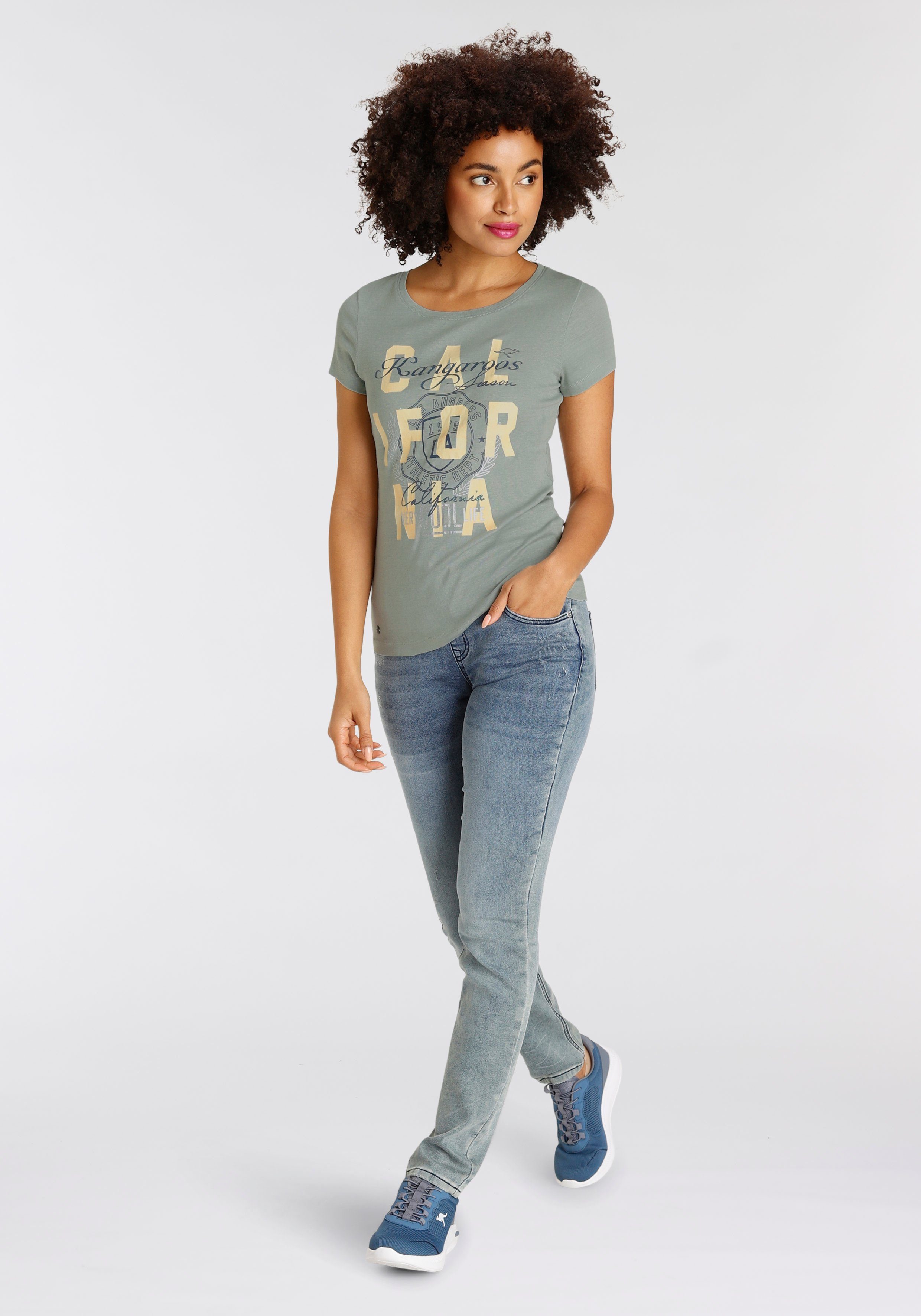 KangaROOS Shirt met print Korte mouwen, zeer figuurvolgende snit, met trendy logoprint