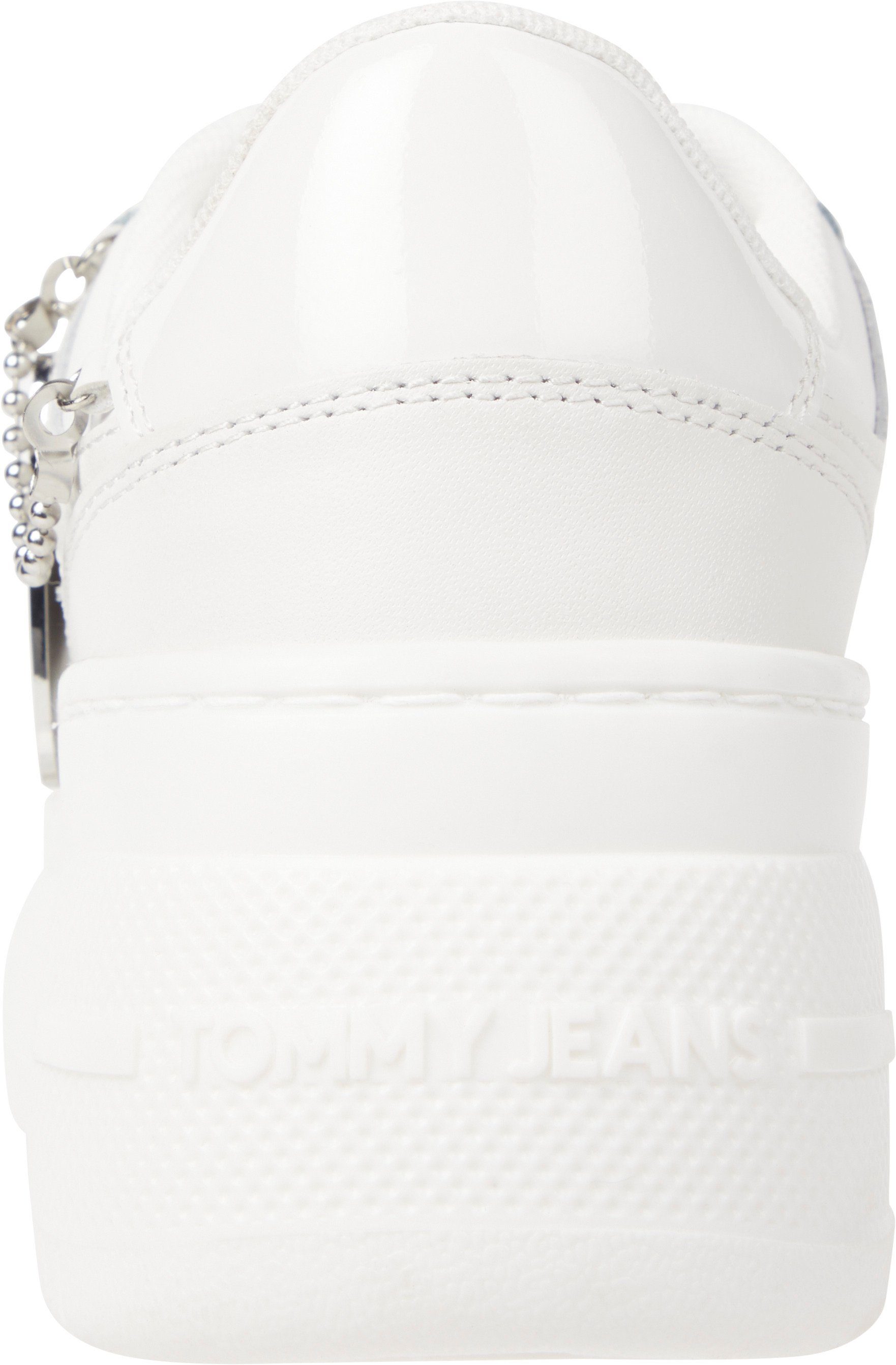 TOMMY JEANS Sneakers met sleehak TJW RETRO BASKET FLATFORM CHARM met tommy jeans sierelement, vrijetijdsschoen, lage schoen, veterschoen