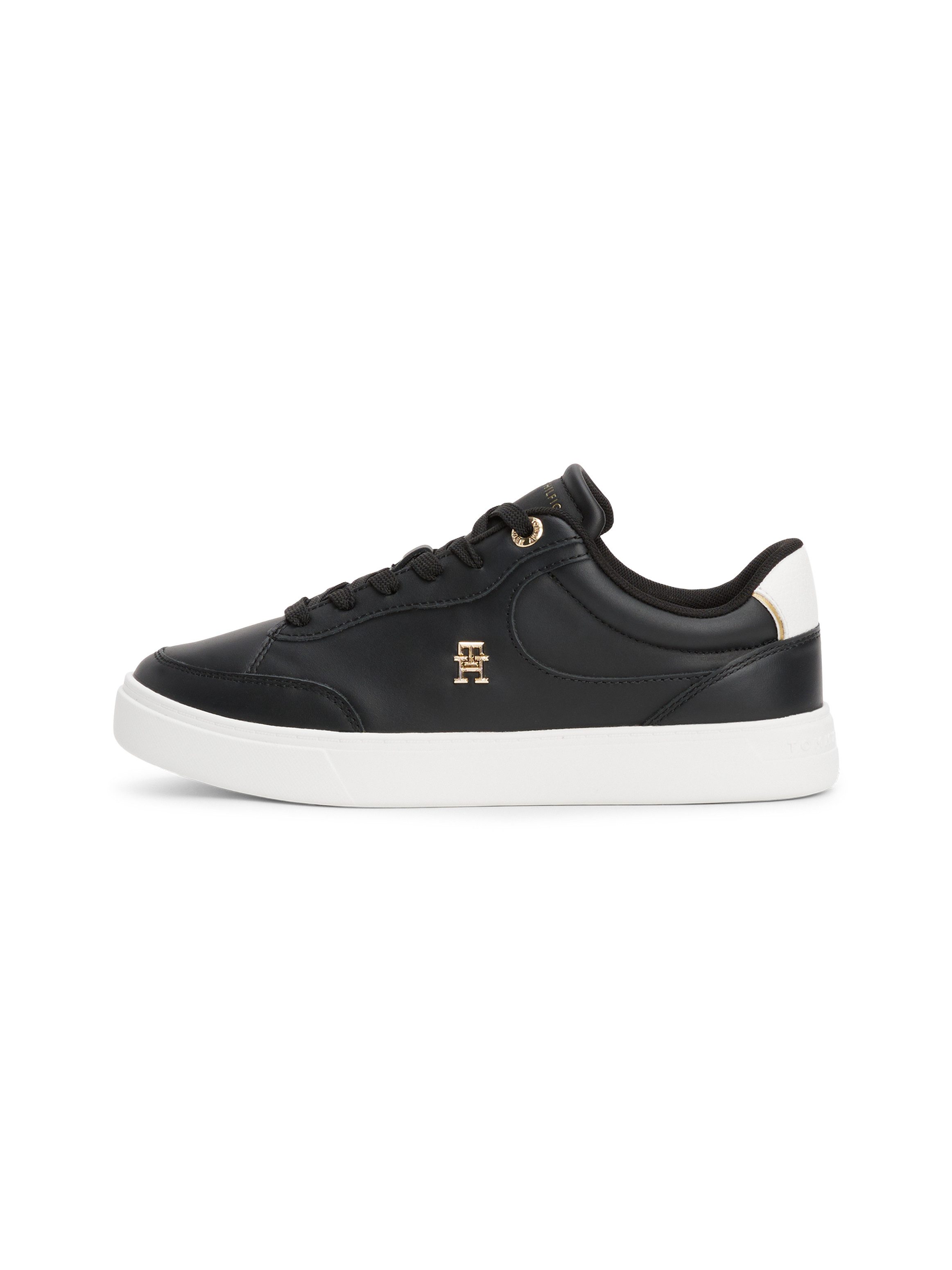 Tommy Hilfiger Plateausneakers ESSENTIAL CHIC COURT SNEAKER vrijetijdsschoen, veterschoen, lage schoen met th-sieraad