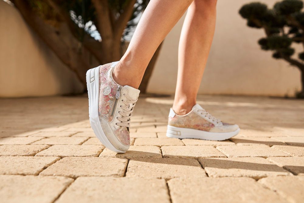 Rieker Plateausneakers , vrijetijdsschoen, veterschoen, lage schoen met subtiele goudkleurige glans
