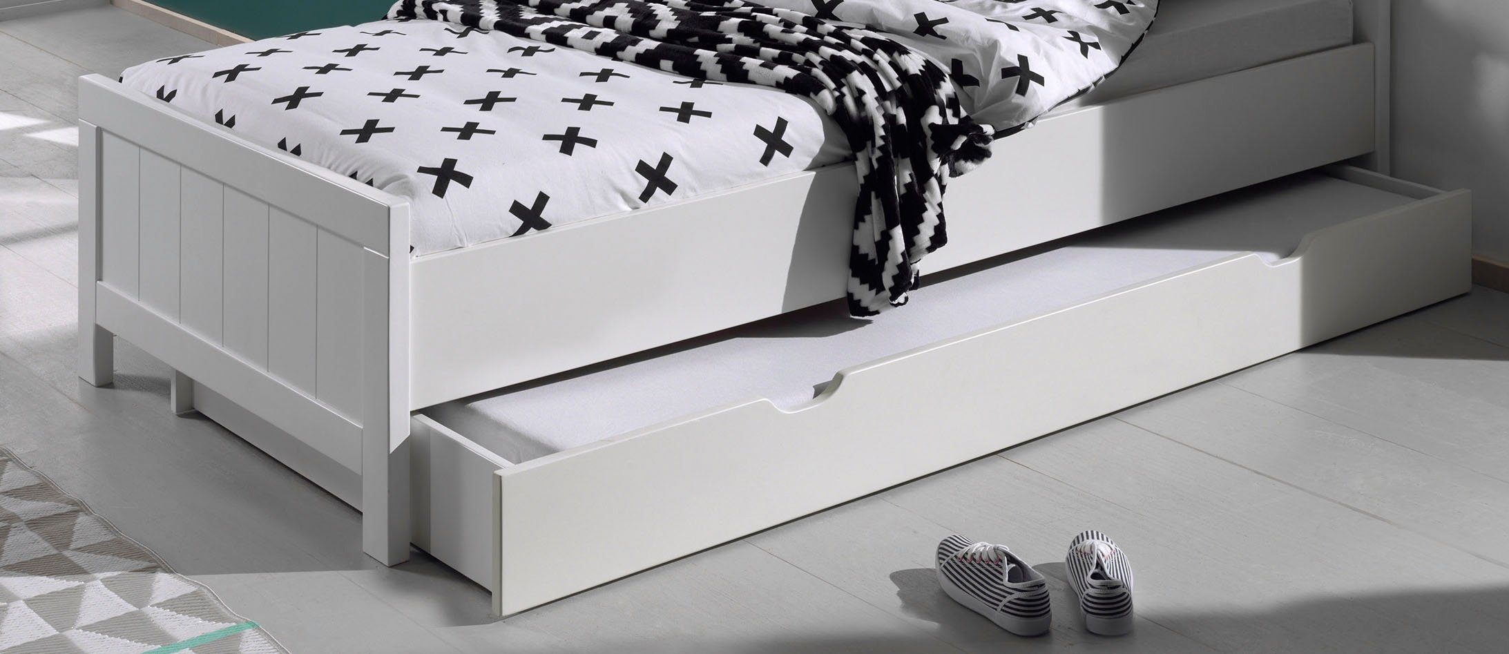 Vipack Bedlade Erik met verzonken grepen, gelakt oppervlak, gemakkelijk te bedienen door de wieltjes