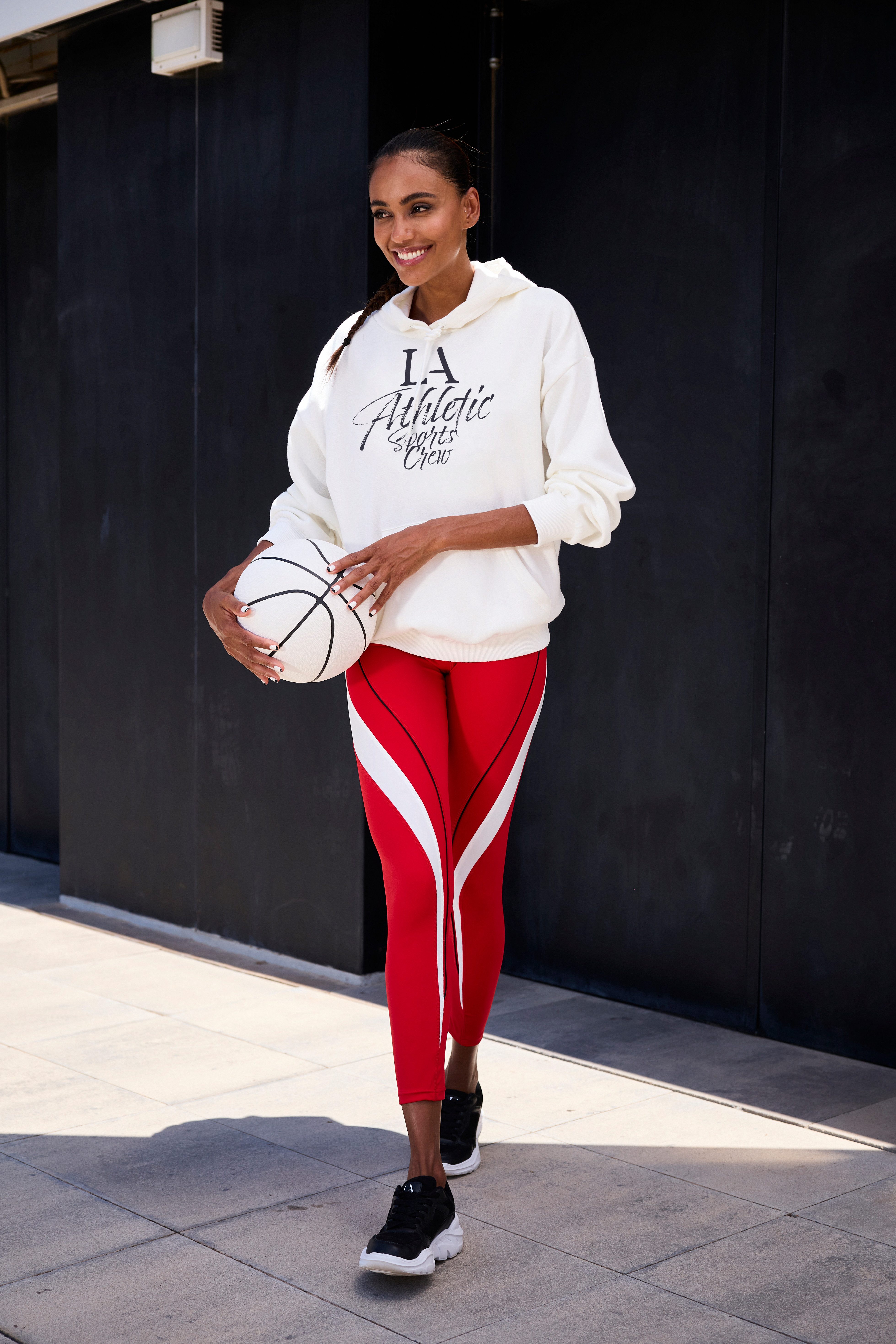 active by Lascana Legging Logo-badge en ritszak op de achterkant