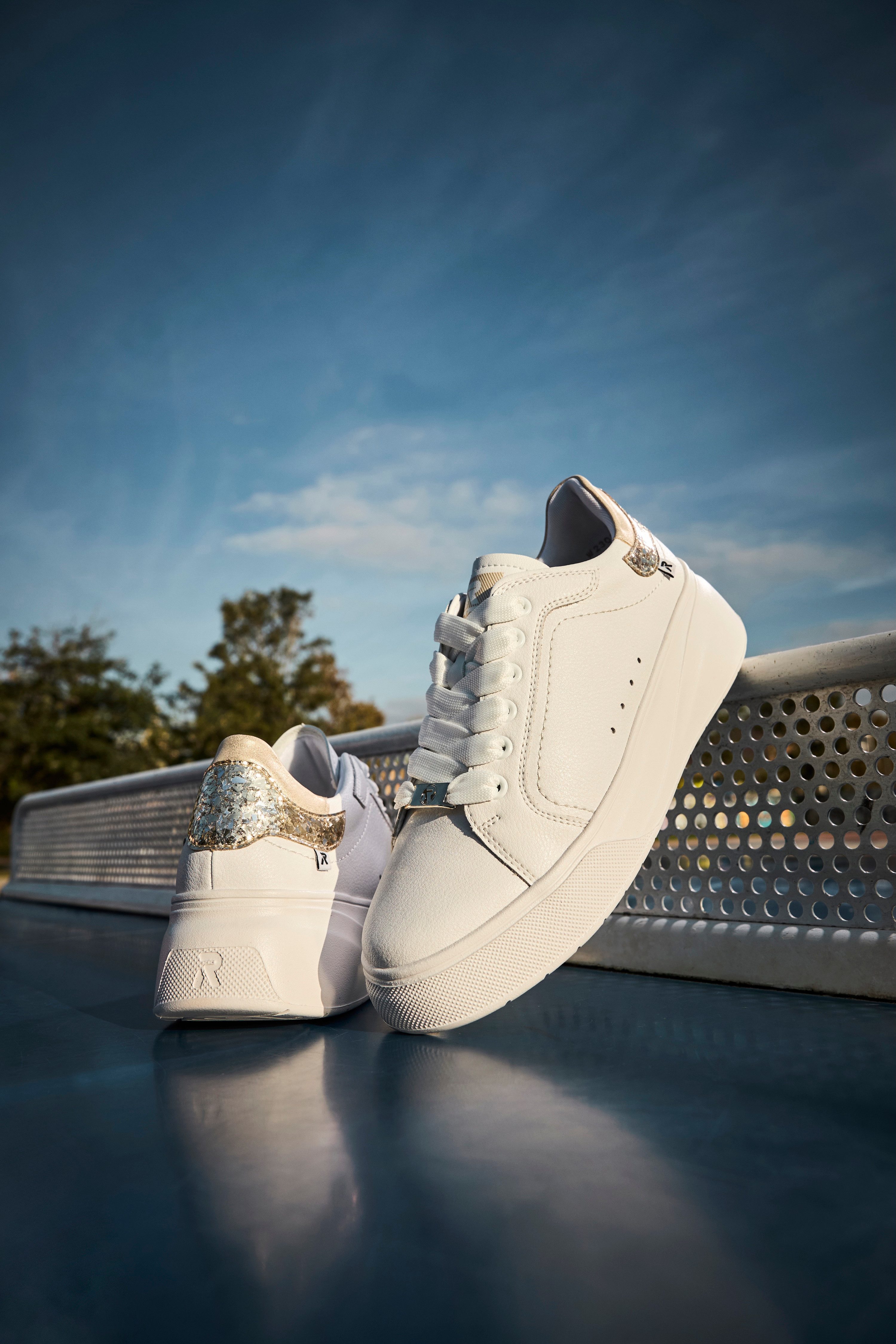 RIEKER Sport Plateausneakers , veterschoen, lage schoen, vrijetijdsschoen, metallic-accent op de hiel
