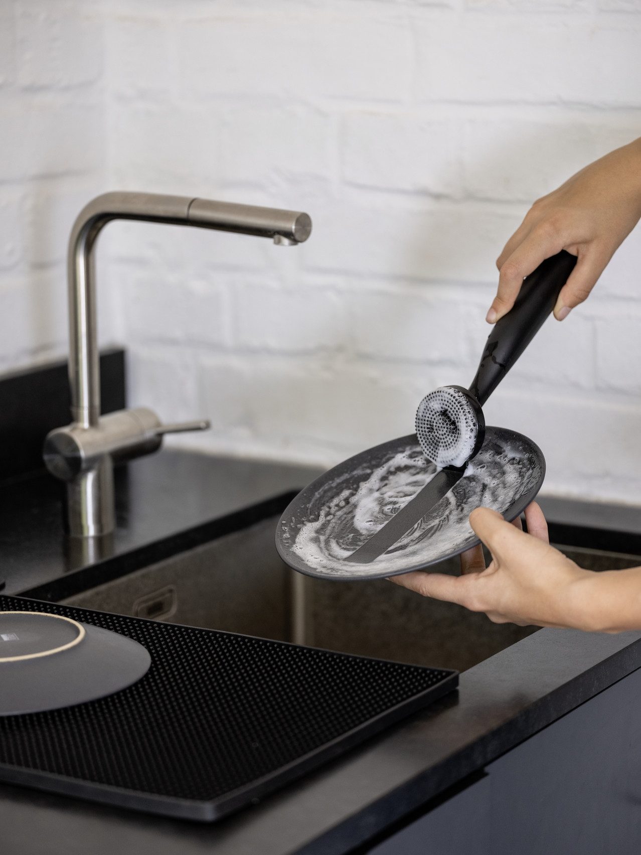 WENKO Dispenser voor afwasmiddel Model Piedo incl. afwasborstel met houder, glas/polyresin (set, 3-delig)