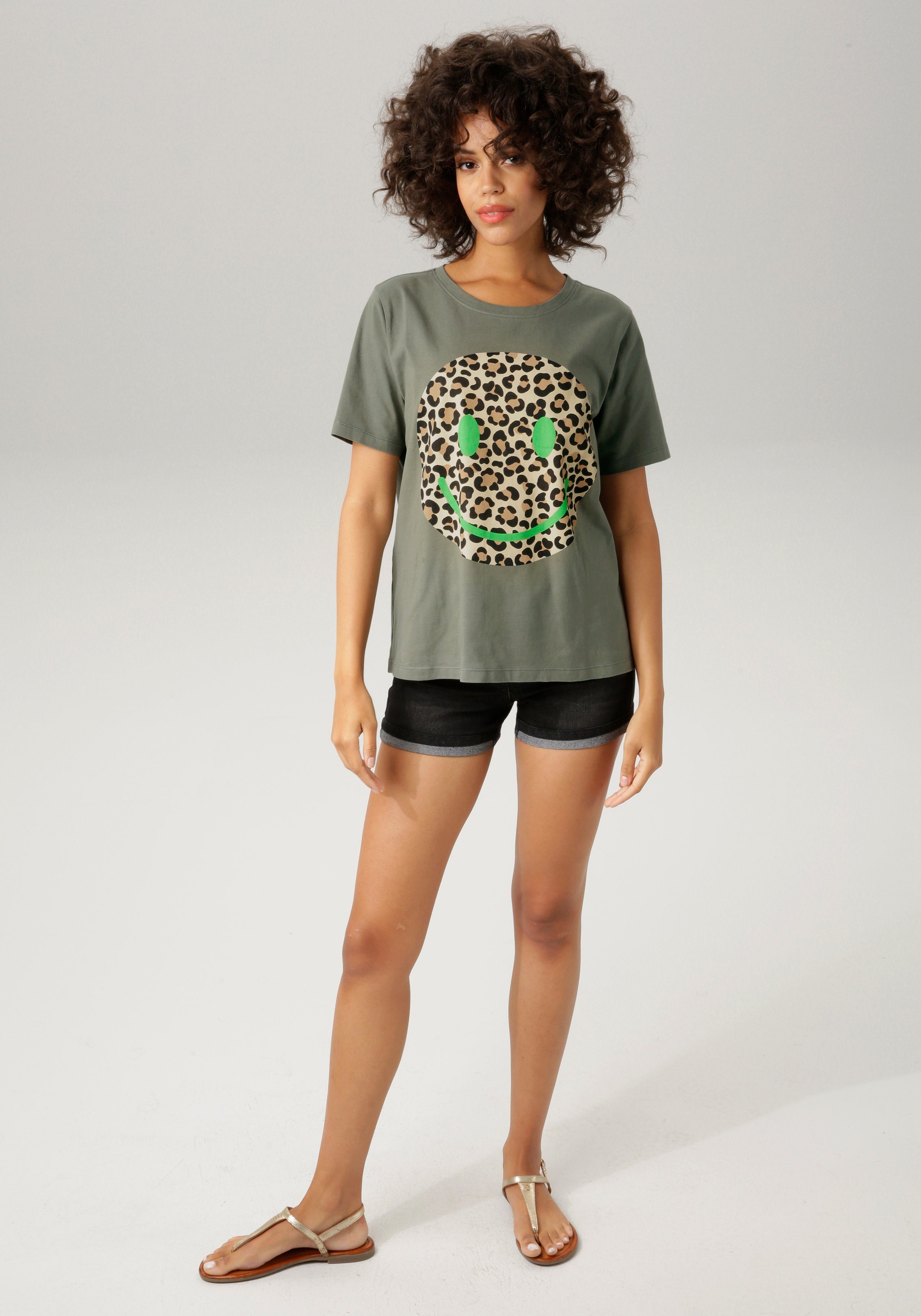 Aniston CASUAL T-shirt met smiley print in animal look op de voorkant