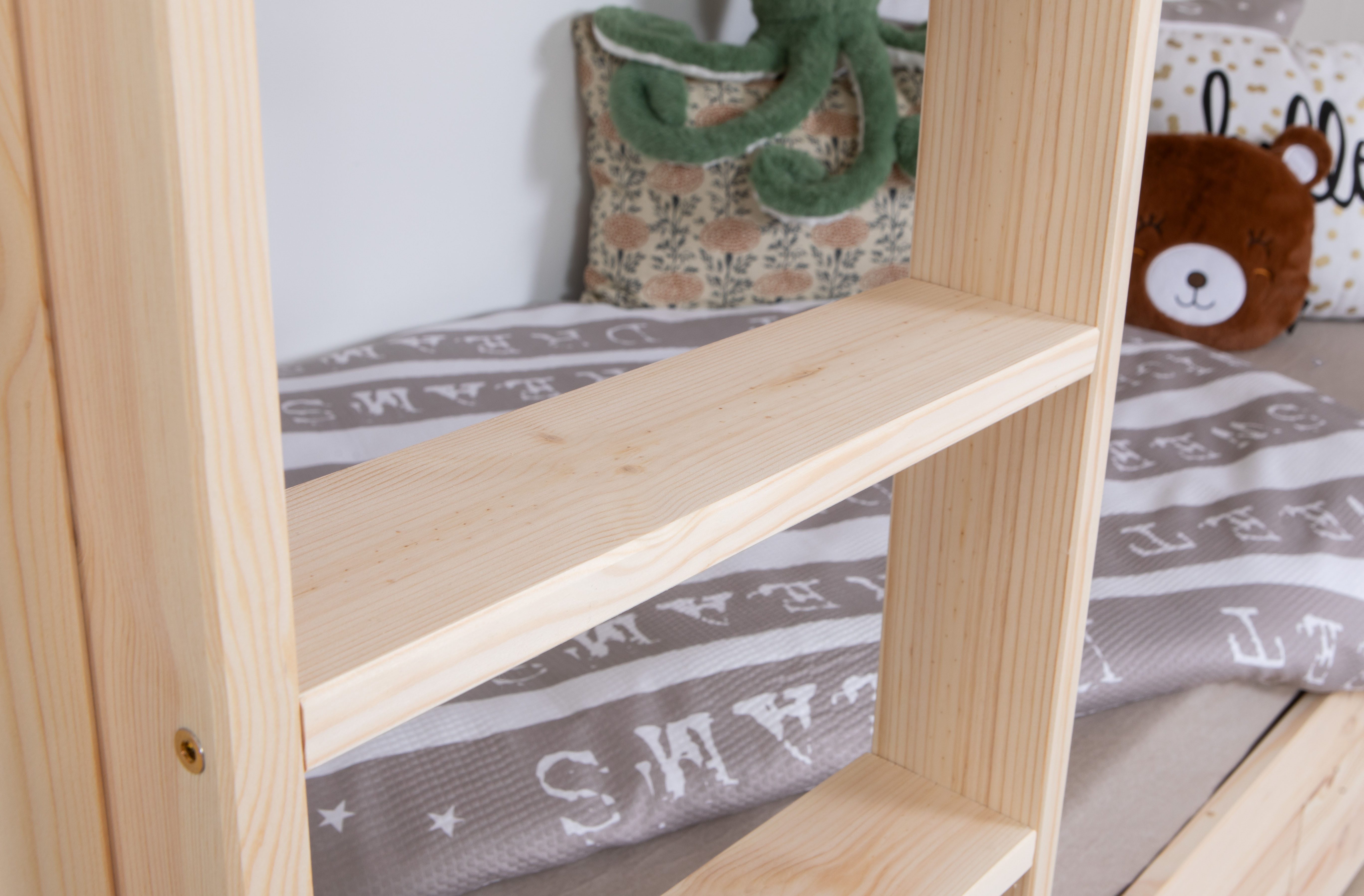 Ticaa Stapelbed René FSC® gecertificeerd massief hout, met trapladder + valbeveiliging rondom