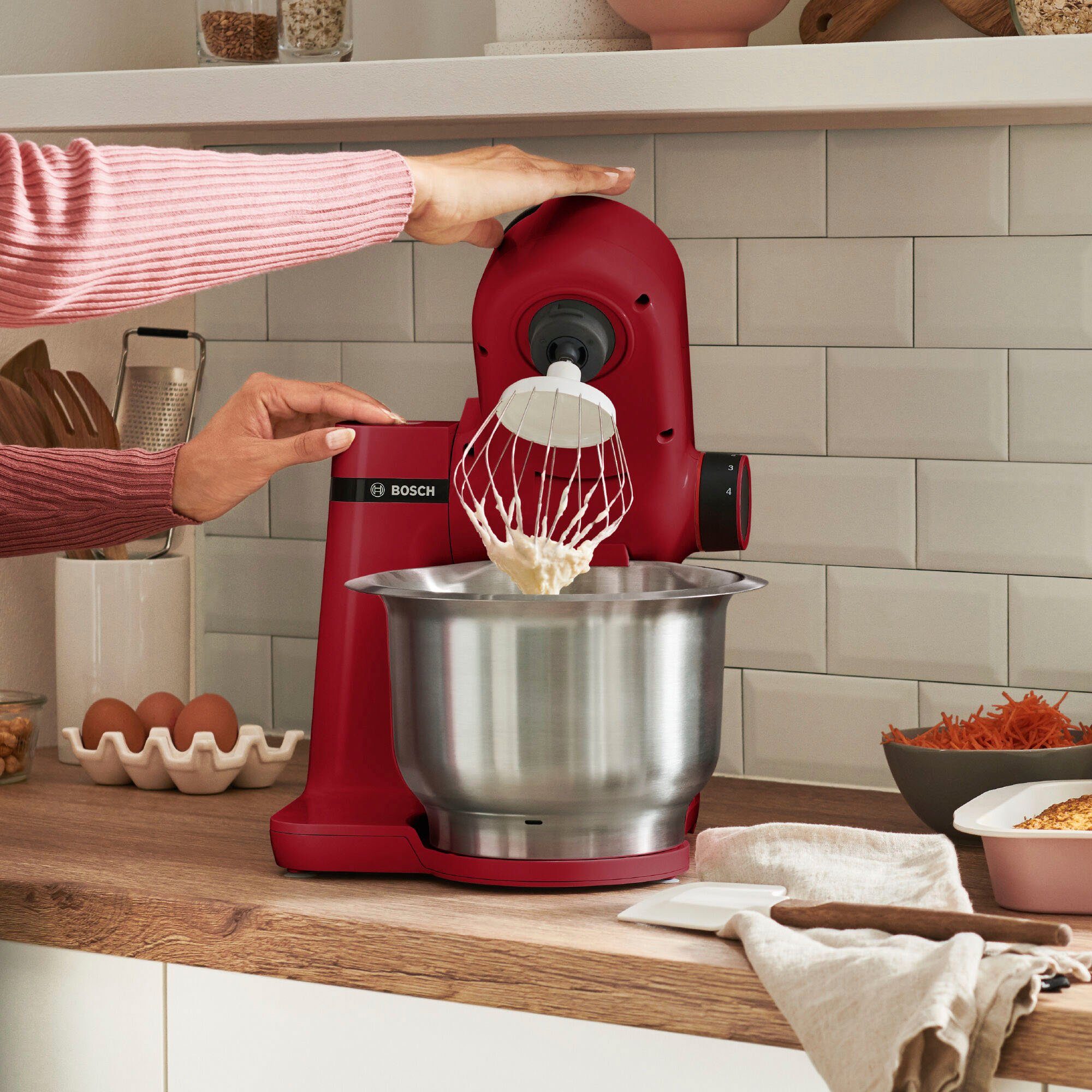 BOSCH Keukenmachine Serie 2 MUMS2ER01, continu rasp- en snijapparaat, 4 schijven, rood Roestvrijstalen kom, kneedhaak/meng-/siliconen garde, vaatwasserbestendig