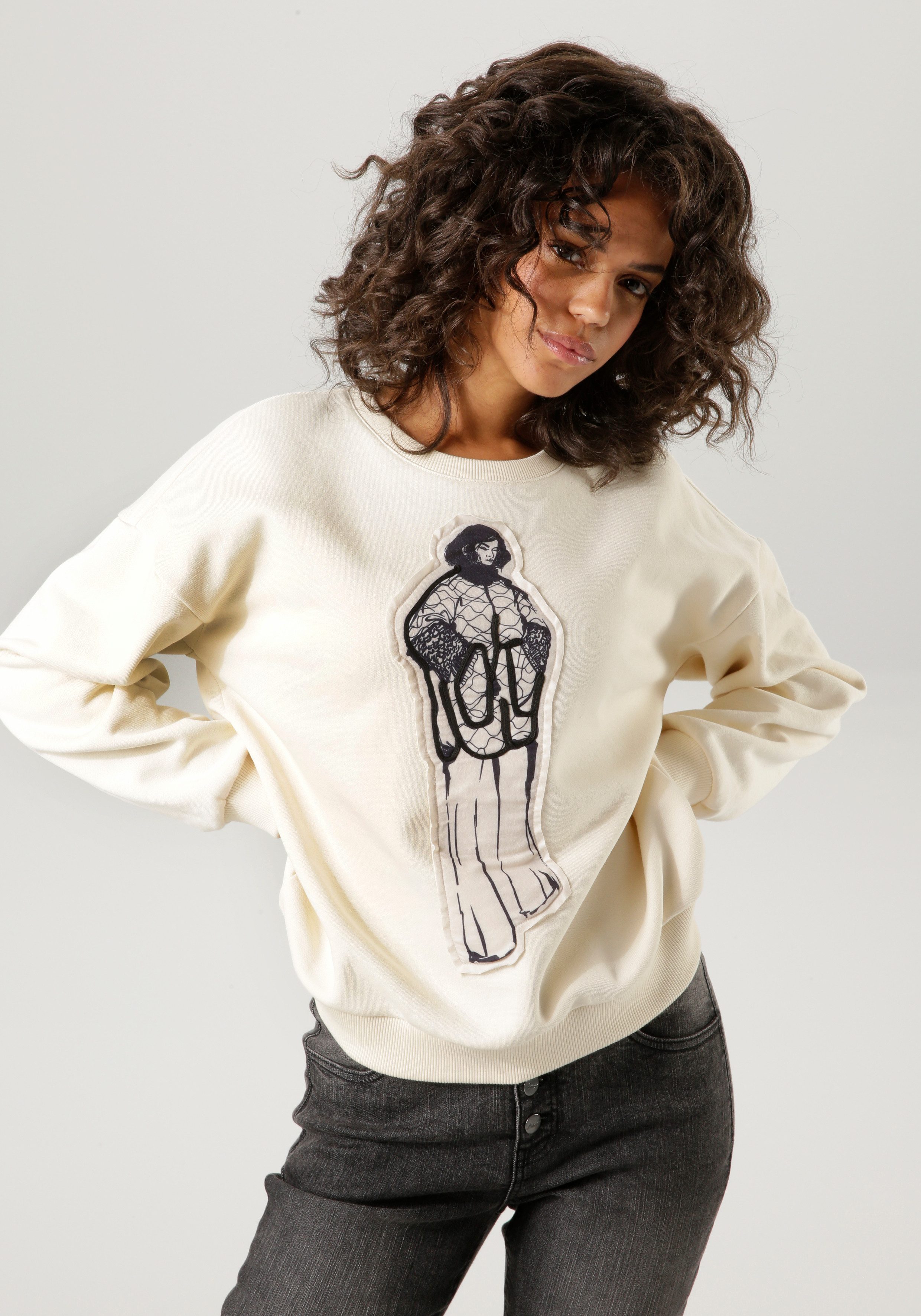 Aniston CASUAL Sweatshirt met stijlvol bedrukte applicatie