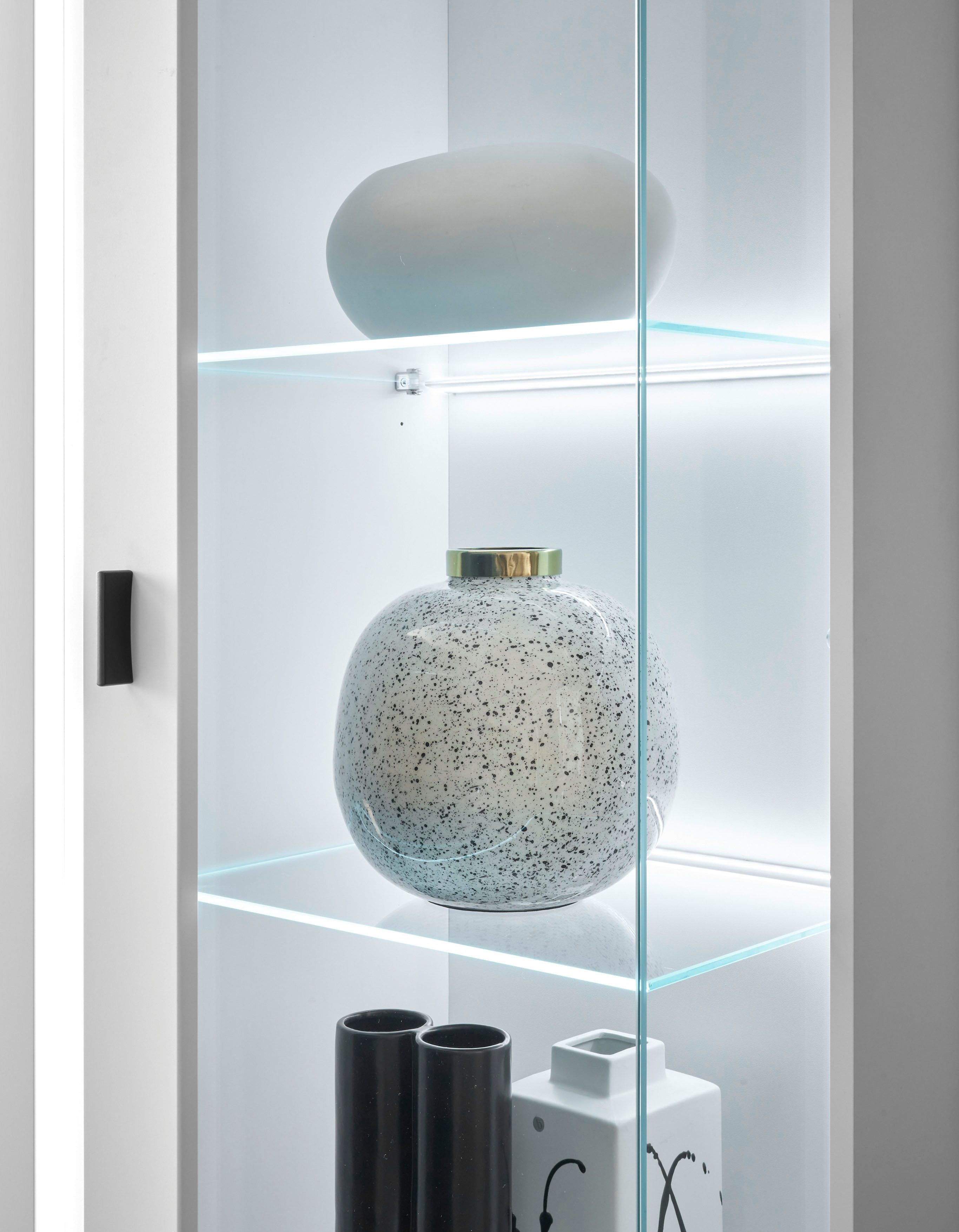 INOSIGN Vitrinekast LONG ISLAND, opberghangkast in moderne trendkleur, inclusief verticale verlichting, breedte 80 cm (1 stuk)