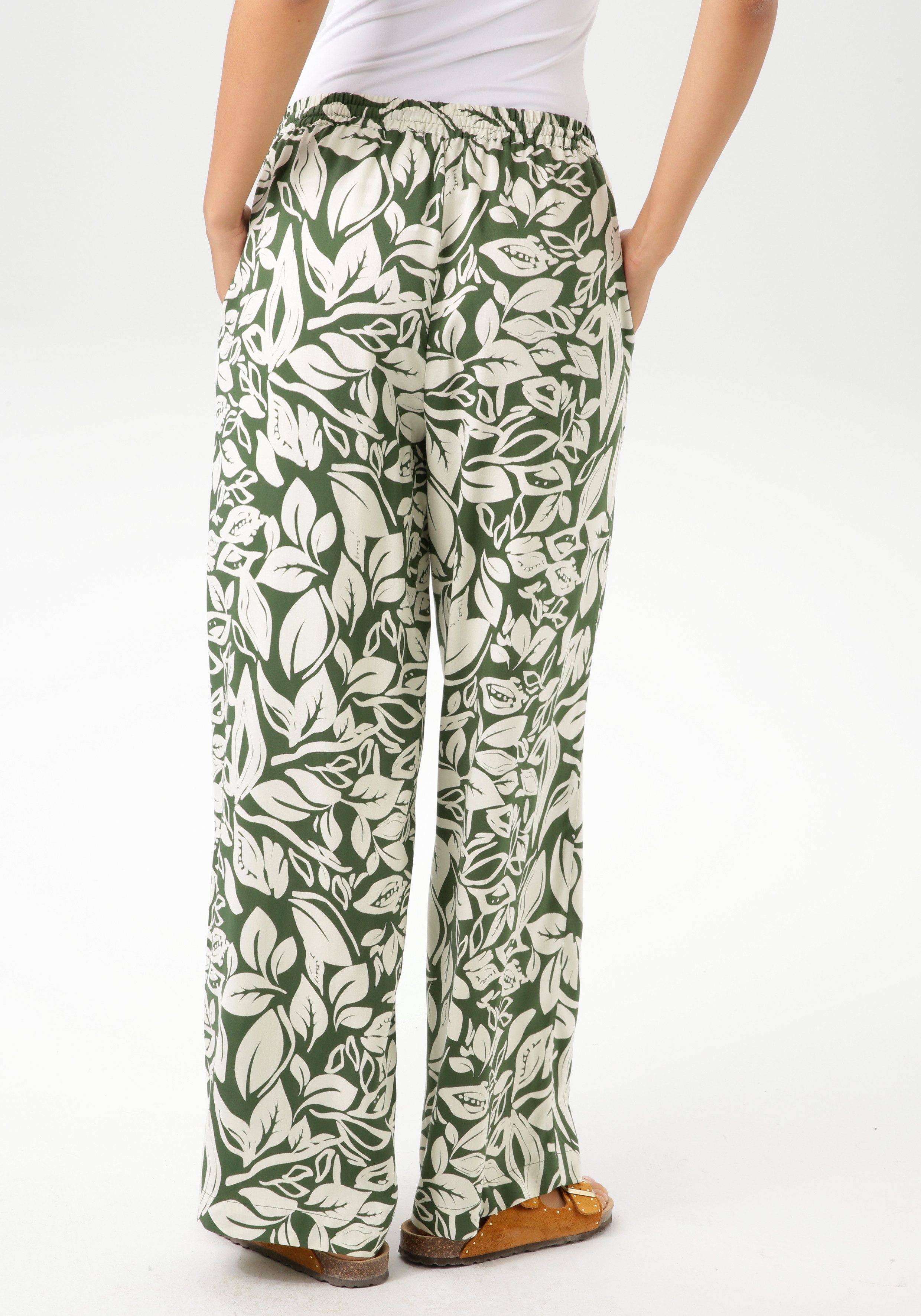 Aniston CASUAL Comfortbroek met fantasierijke bladeren bedrukt