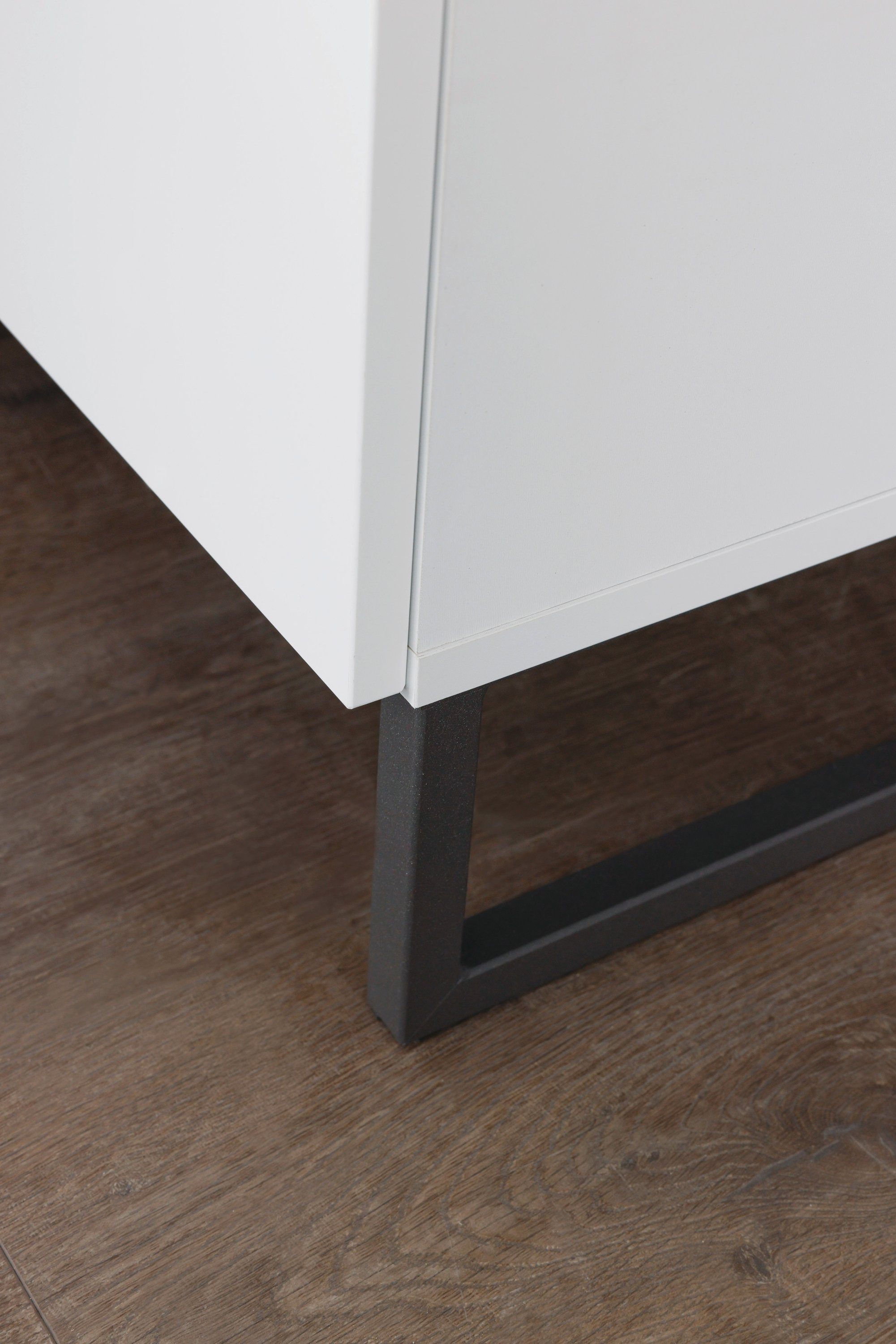 rauch Hoge kast Modern by Aditio met glazen front en sledevoet, 2 lades met softclose-functie