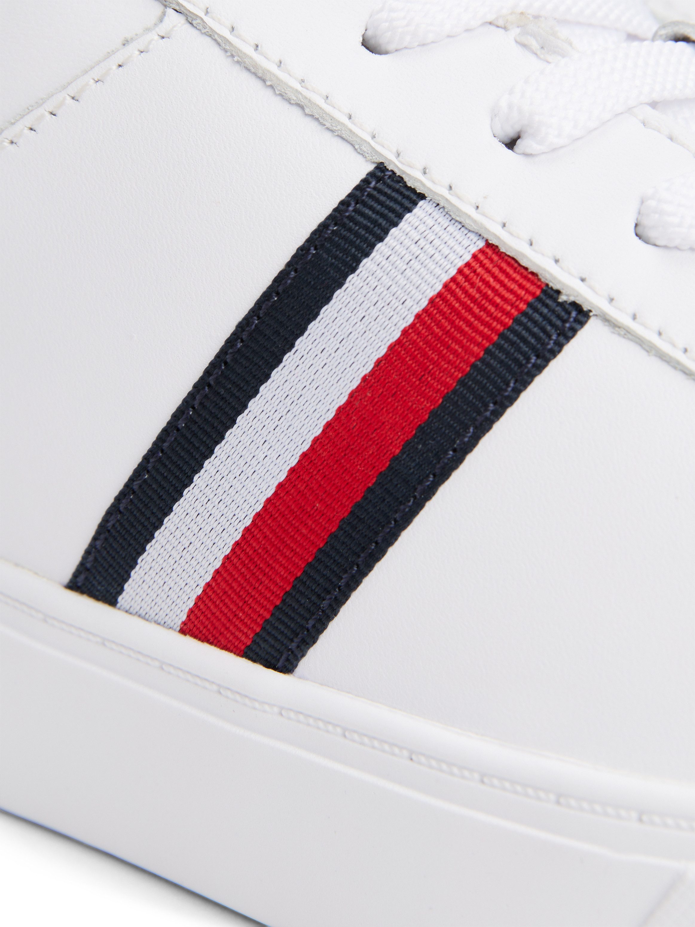 Tommy Hilfiger Plateausneakers ESSENTIAL COURT SNEAKER STRPS , vrijetijdsschoen, lage schoen, veterschoen met typische strepen