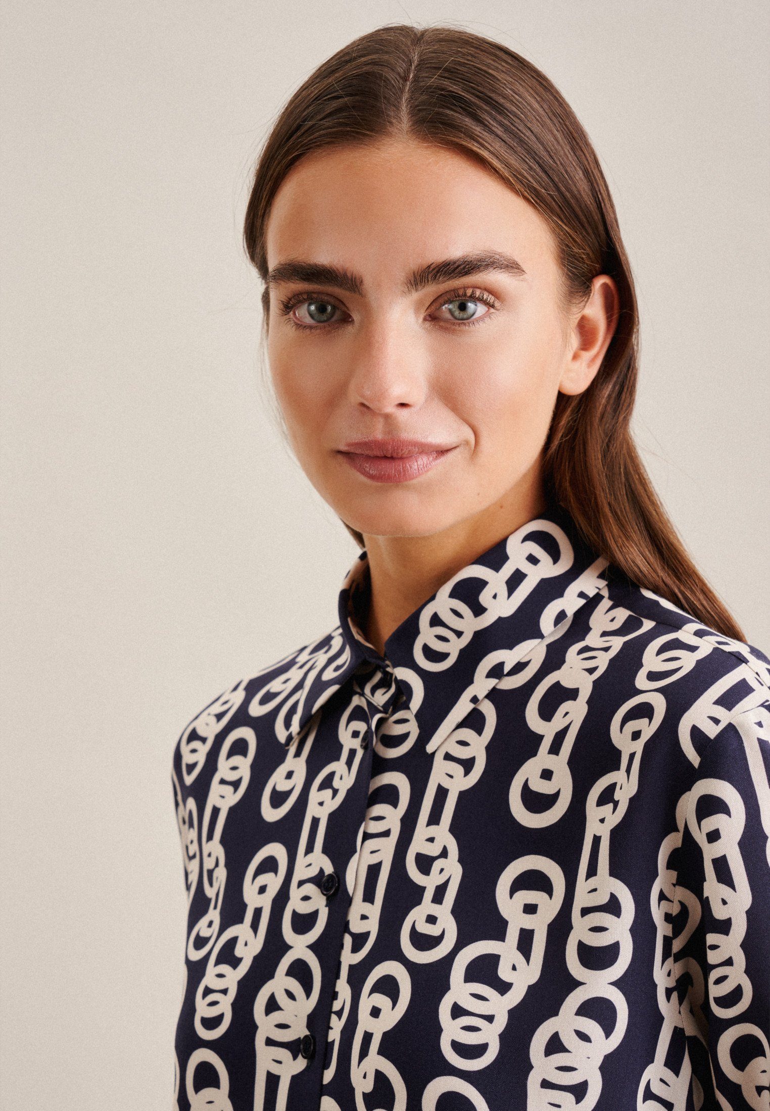 seidensticker Overhemdblouse Zwarte roos Lange mouwen kraag kettingenprint