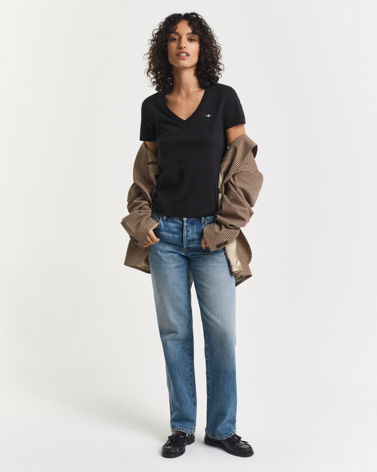 Gant T-shirt REG SHIELD KA V-NECK T-SHIRT met een klein geborduurd logo op de borst