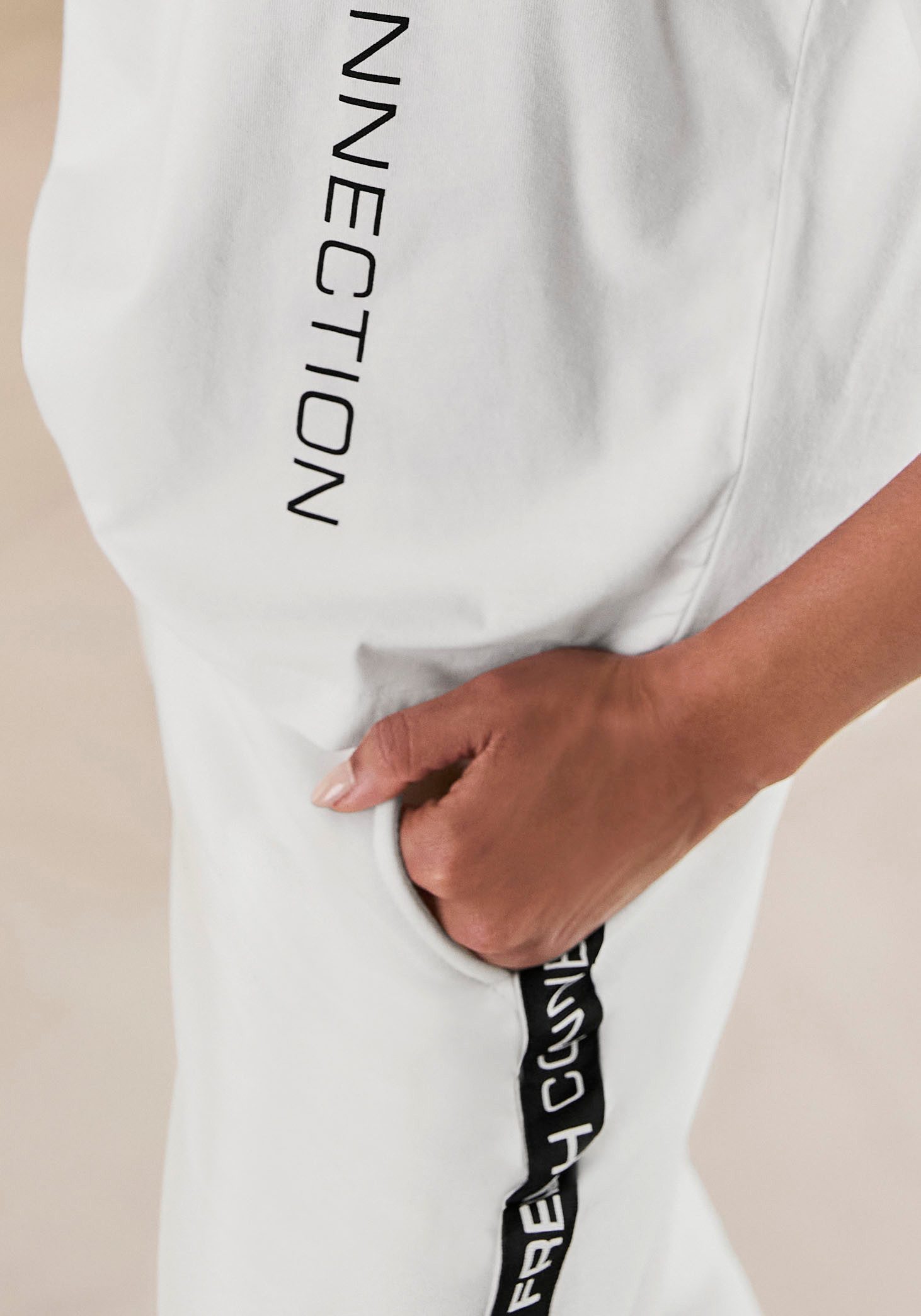 French Connection Sweatbroek met zij contraststrepen en logo-print