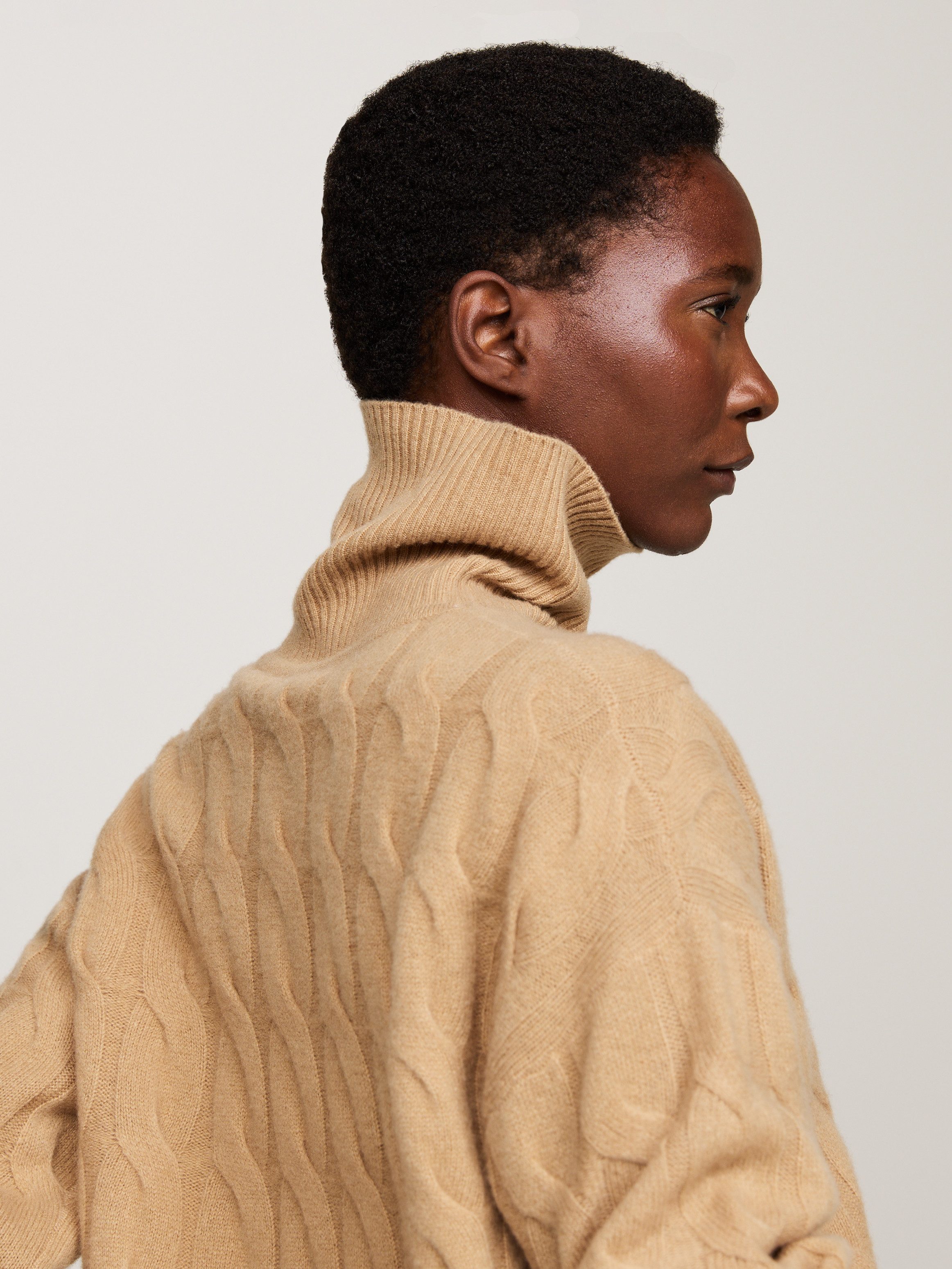 Tommy Hilfiger Coltrui SOFT WOOL CABLE ROLL-NK SWEATER met logoborduring allover kabelpatroon rolkraag 100% wol