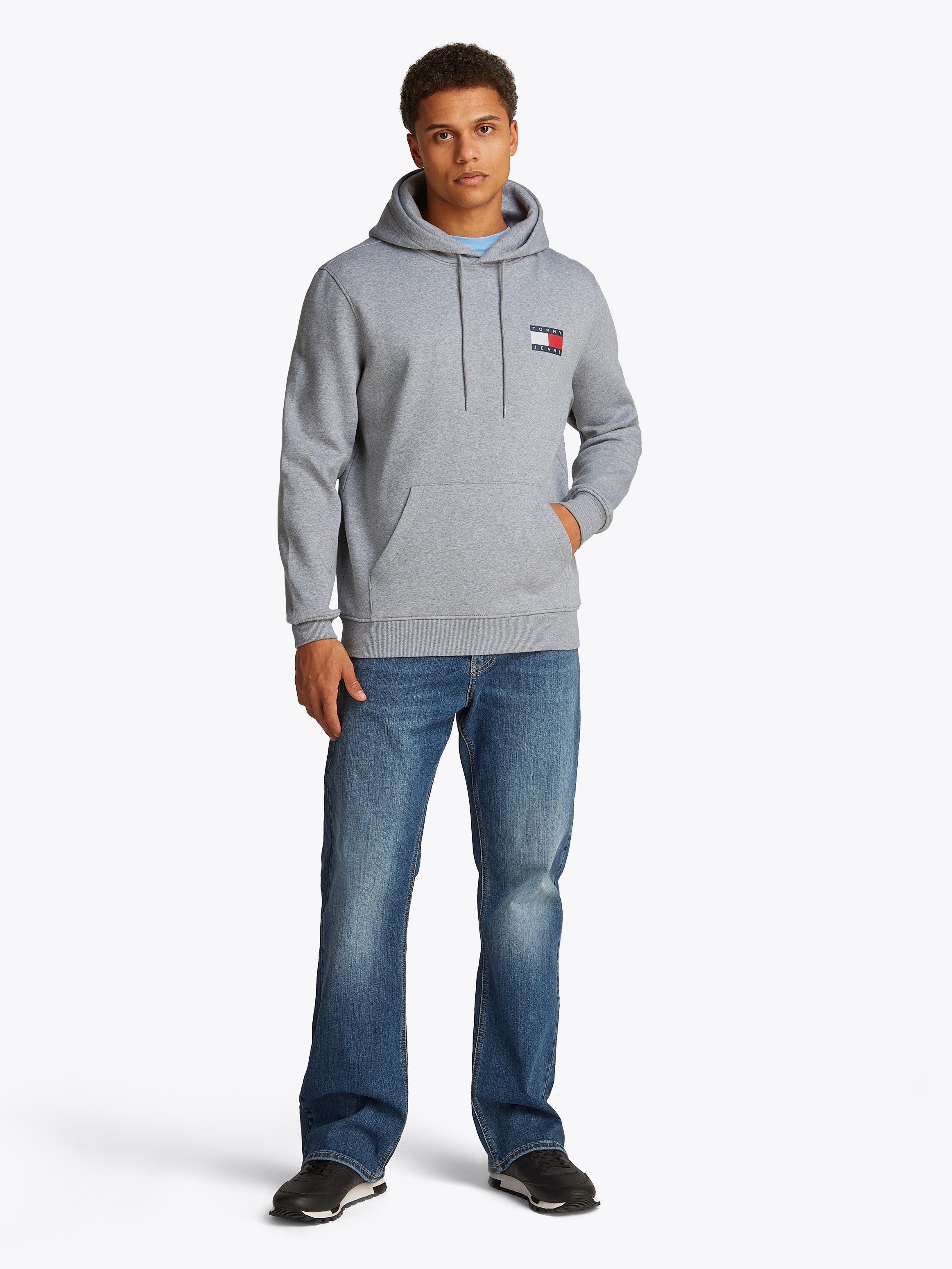 TOMMY JEANS Sweatshirt TJM REG ESSENTIAL FLAG HOOD EXT met bedrukte merklogo op borsthoogte