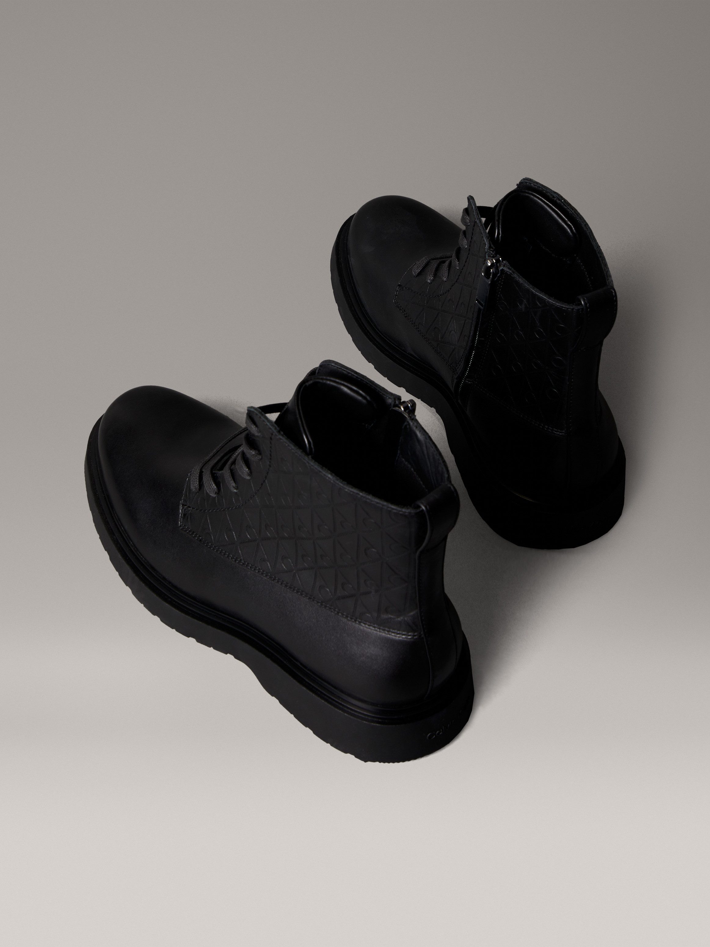 Calvin Klein Veterschoenen COMBAT ESS LACE UP ZIP BOOT AOP Veterenkellaars, boots met monogram-print op de schacht