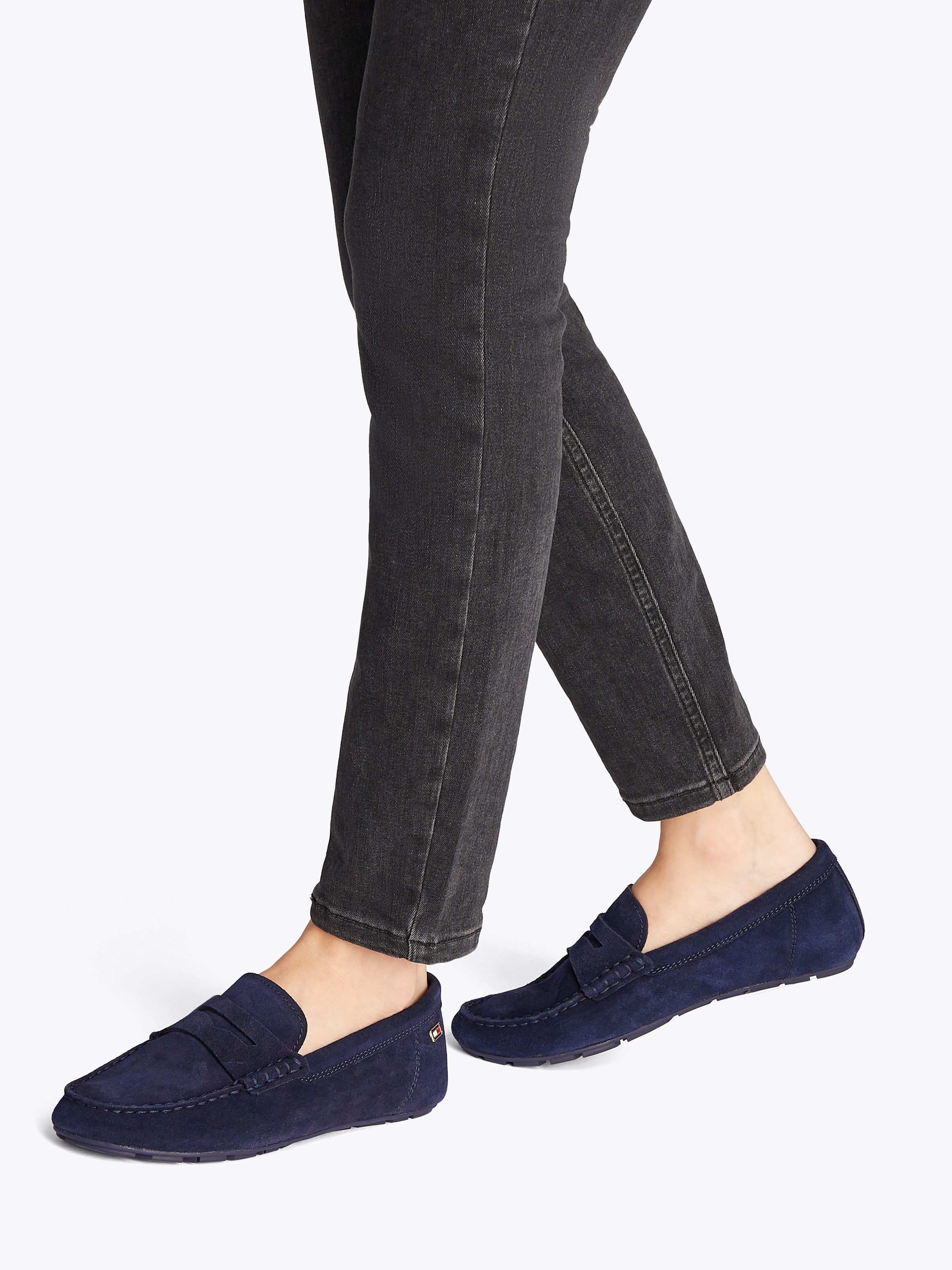Tommy Hilfiger Instappers FLAG SOFT SUEDE DRIVER LOAFER , instapschoen, comfortabele schoen, moccasin, flats met modieuze decoratieve sluiting