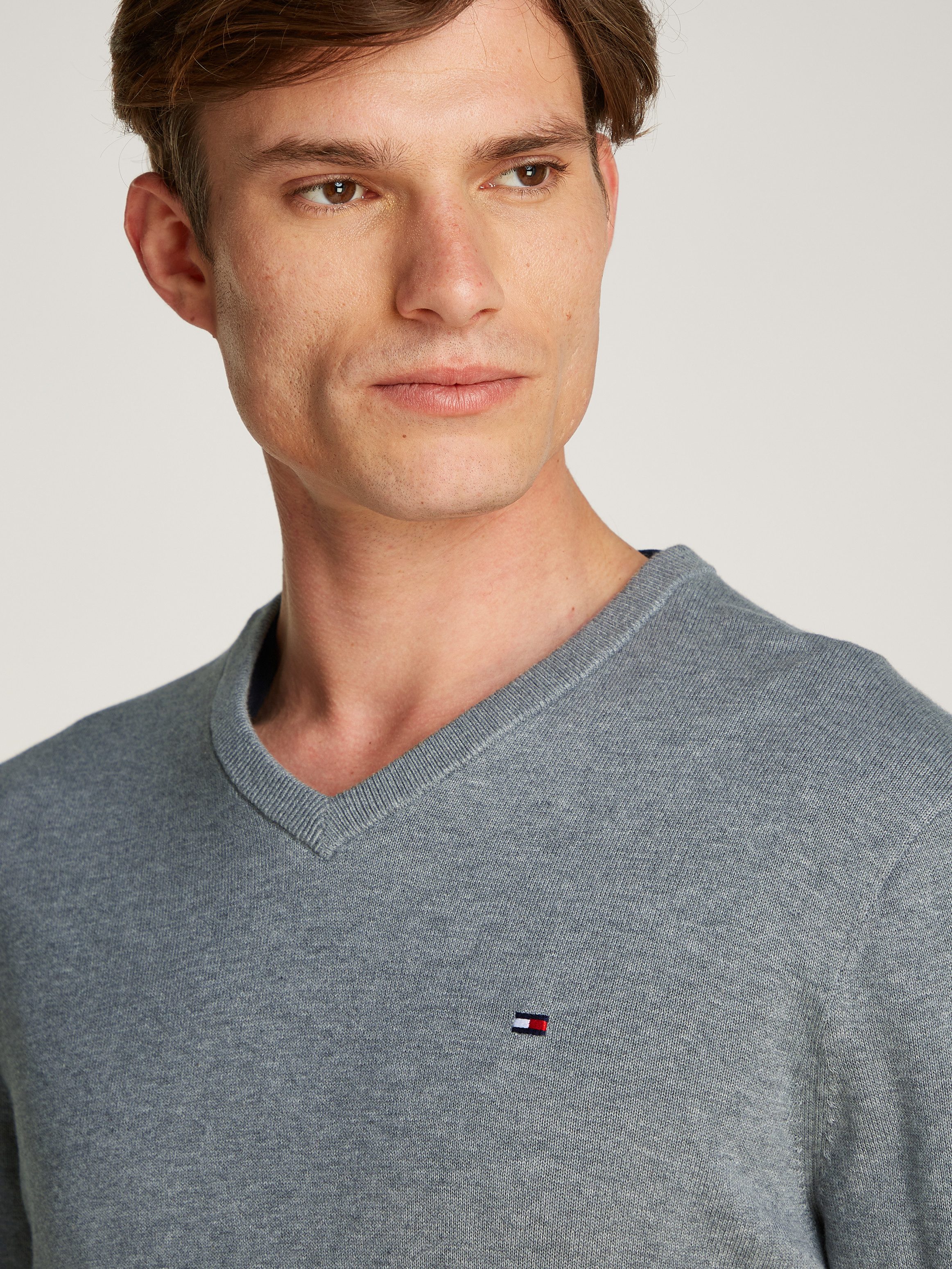 Tommy Hilfiger Gebreide trui ESSENTIAL COTTON V NECK met V-hals en borduursel