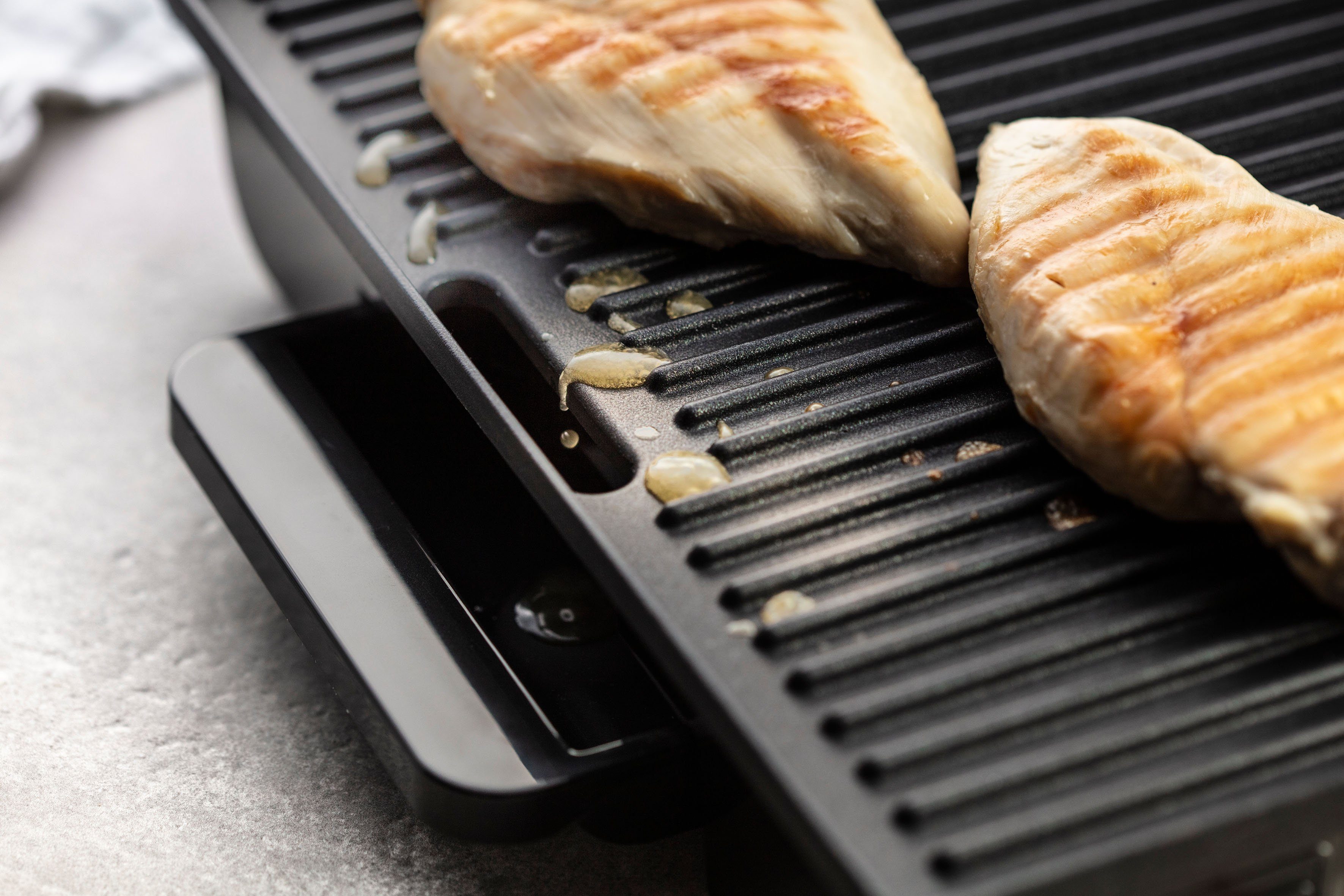 Tefal Contactgrill GC241D Inicio vetarm grillen, geribbelde grillplaten antiaanbak gecoat, weinig olie