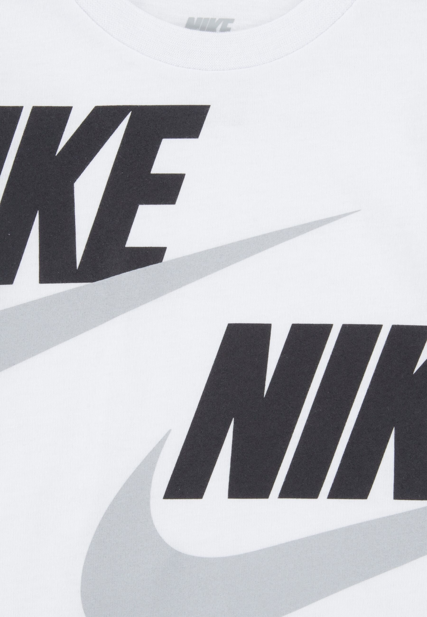 Nike Sportswear T-shirt short NKB B NSW HBR CARGO SHORT SET (2-delig)