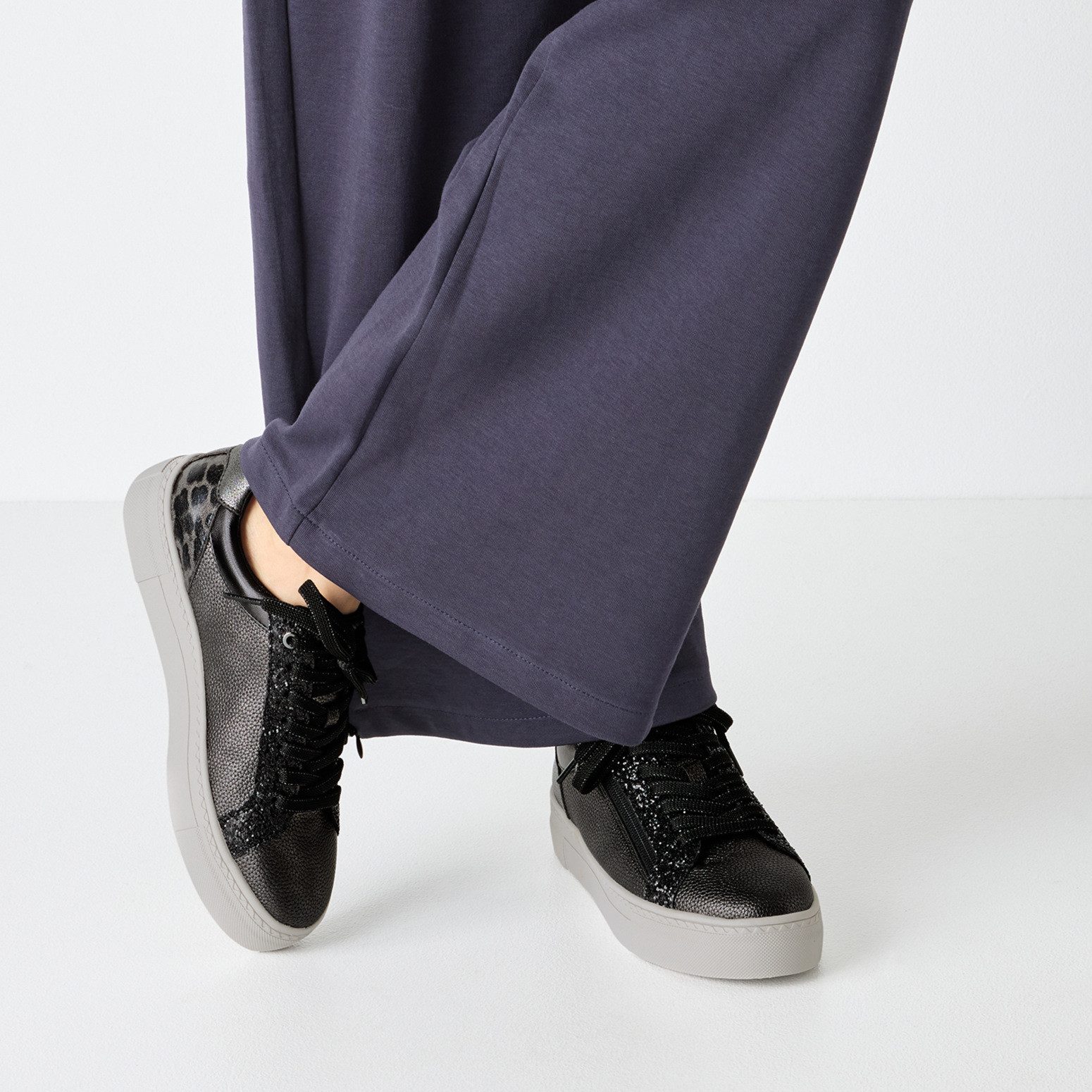 Tamaris Plateausneakers , vrijetijdsschoen, halfschoen, veterschoen met inzetten en glinsterdetails