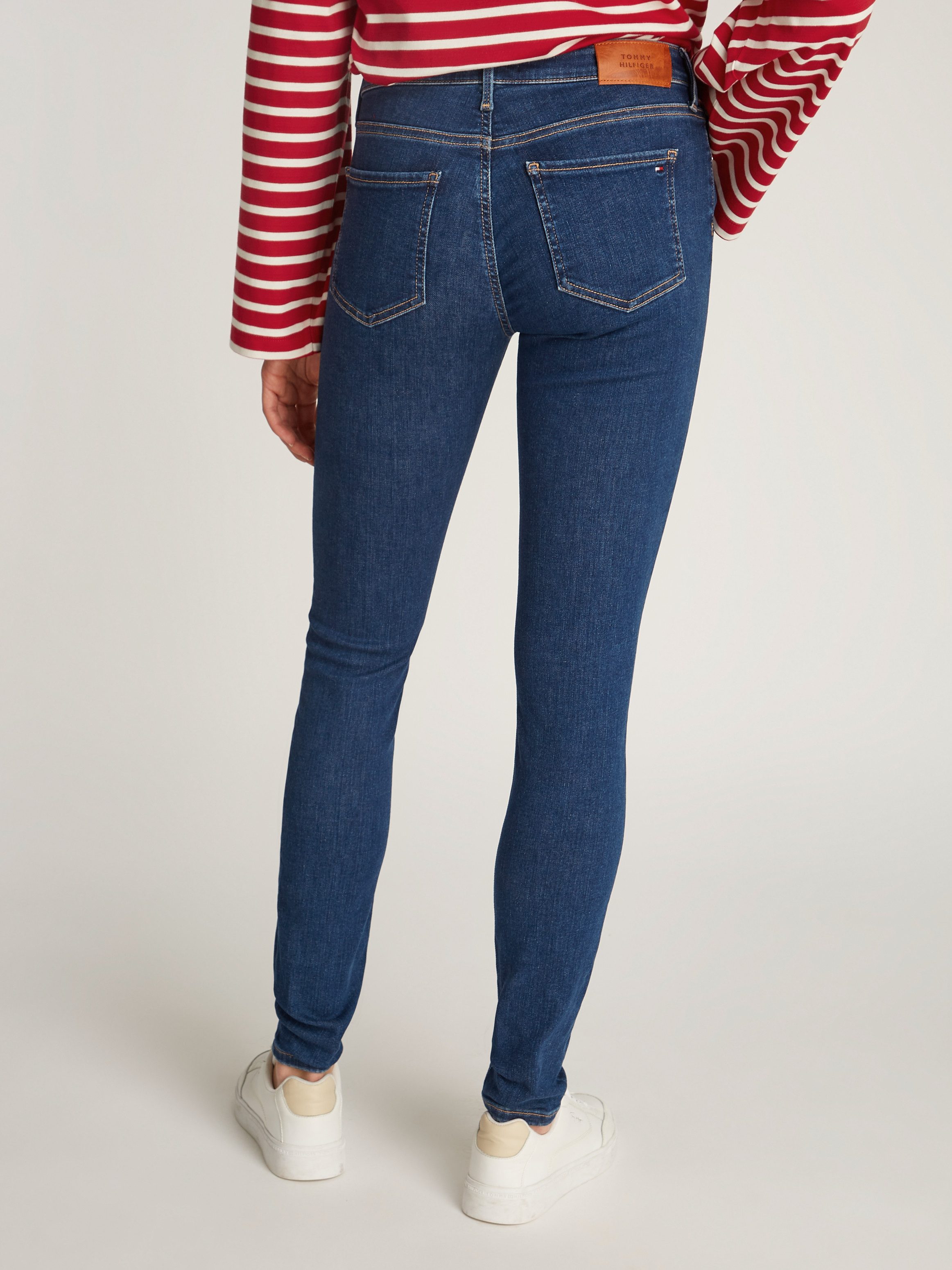 Tommy Hilfiger Skinny fit jeans COMO Skinny Regular Waist met logo-badge in enkel-lengte
