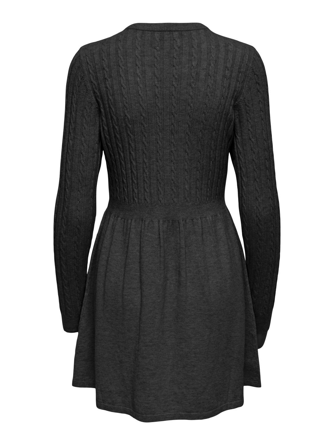 Only Gebreide jurk ONLFIA LS CABLE DRESS KNT getailleerd en met subtiel kabelpatroon in het bovenstuk