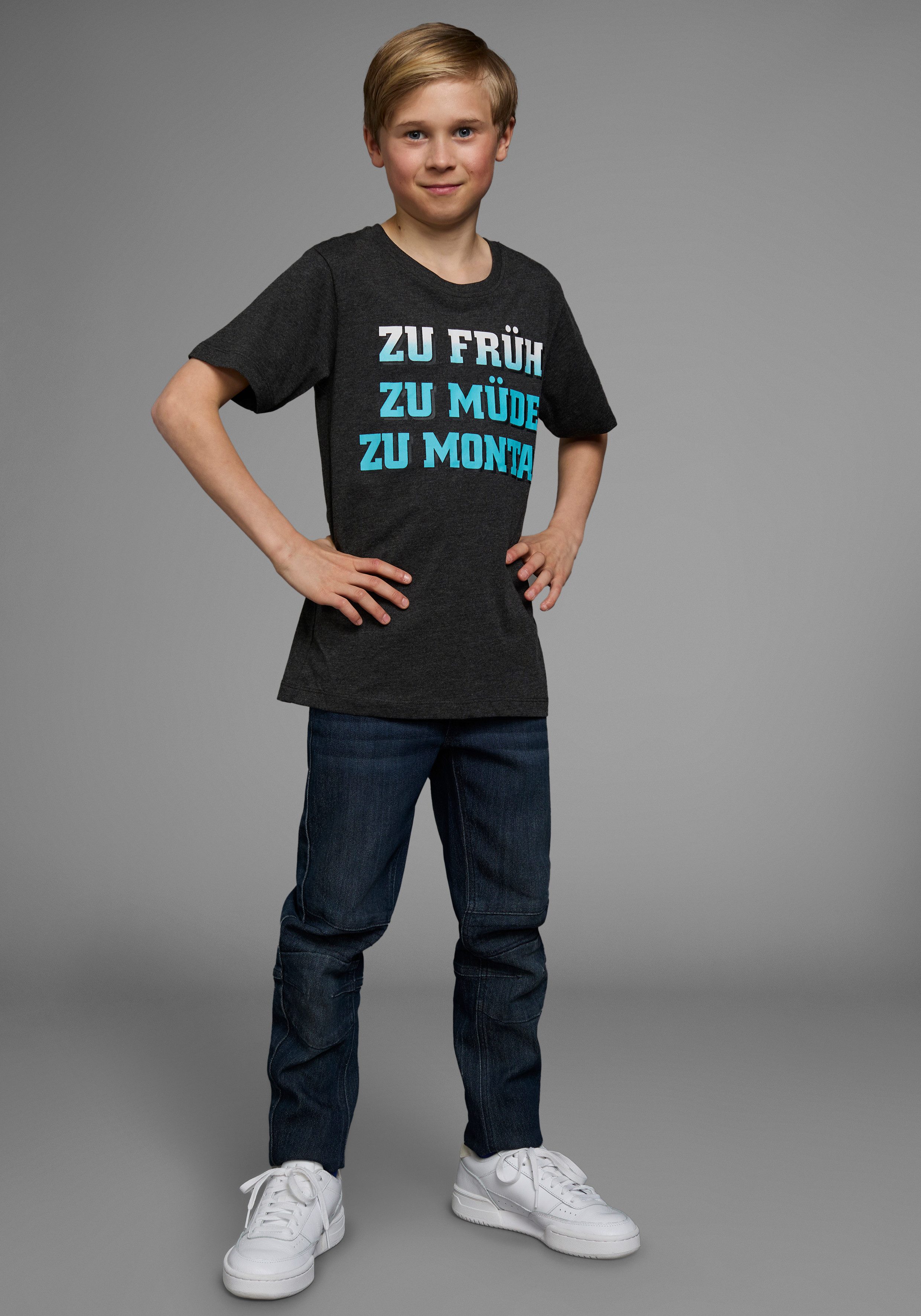 KIDSWORLD T-shirt Met spreuk: ZU FRÜH, ZU MÜDE... Korte mouwen, basic pasvorm, met stijlvolle print, ronde hals