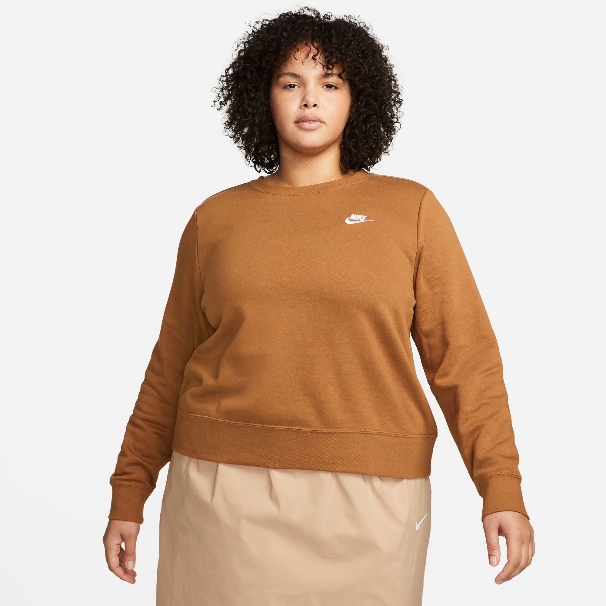 Nike Sportswear Sweatshirt CLUB FLEECE WOMEN'S CREW-NECK SWEATSHIRT (PLUS SIZE) dames sweaters maat 2X (54) bruin