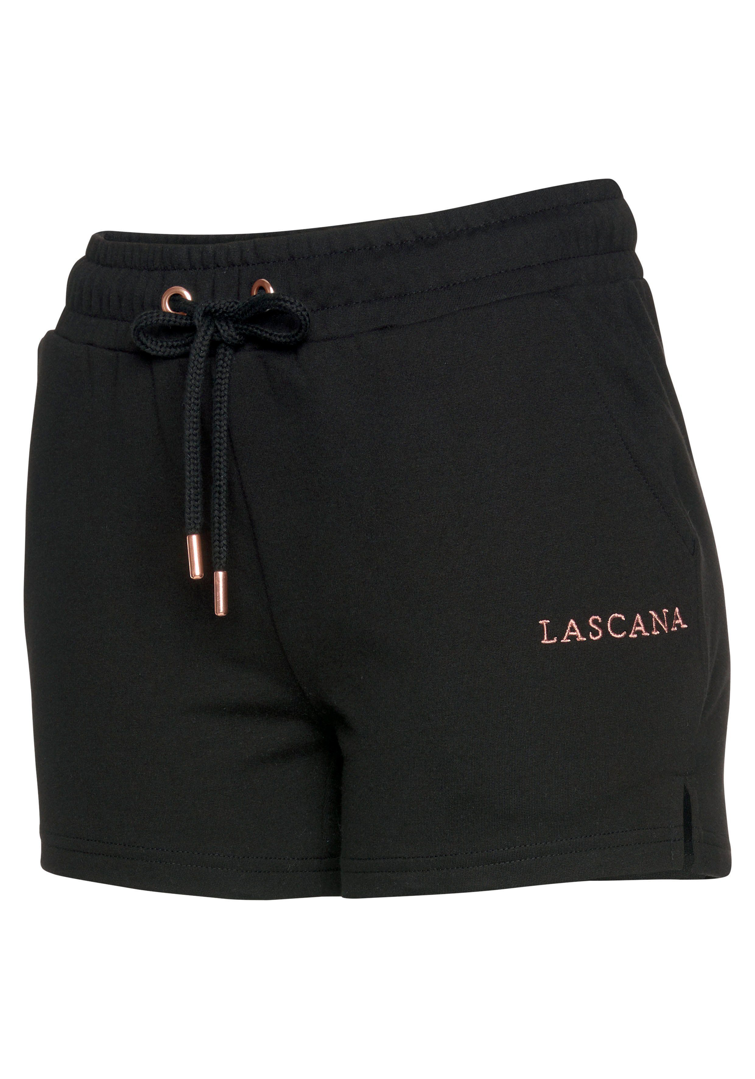 Lascana Sweatshort met logo-borduurwerk, loungepak