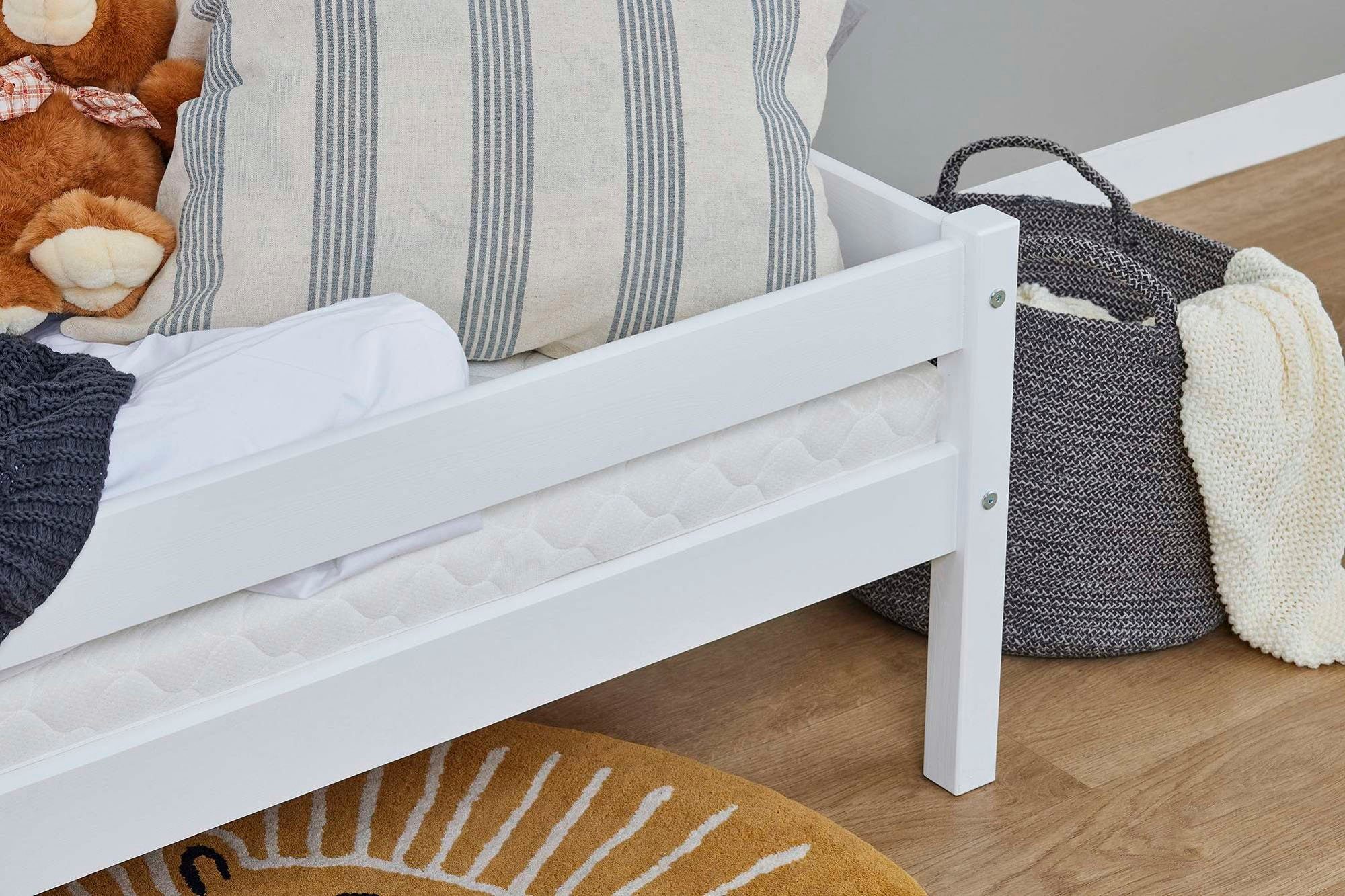 Lüttenhütt Kinderbed ECO One Kinderbed met valbeveiliging en ladder, keuze uit 3 kleuren en matrassen