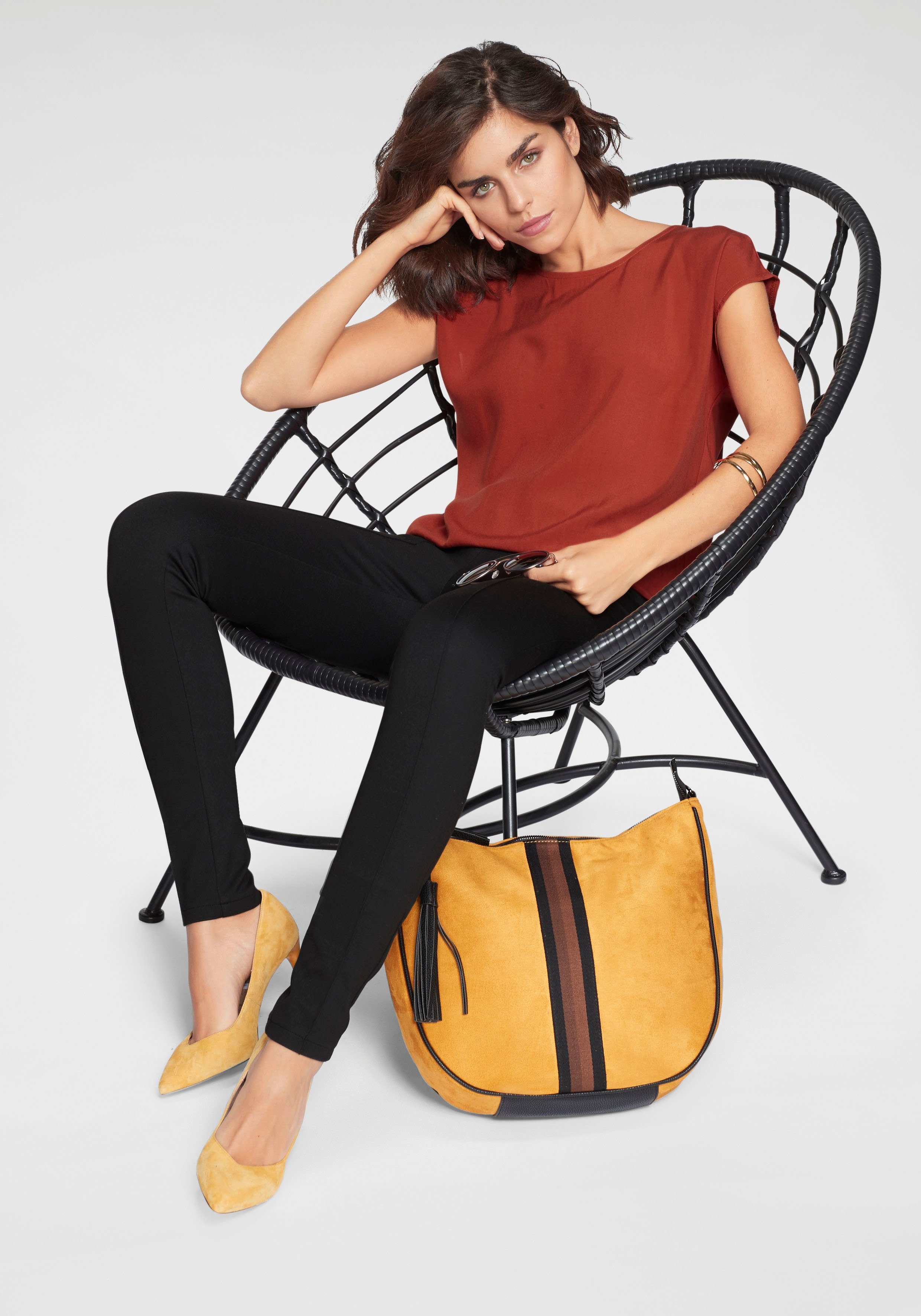 Tamaris Shirtblouse met een afgeronde zoom