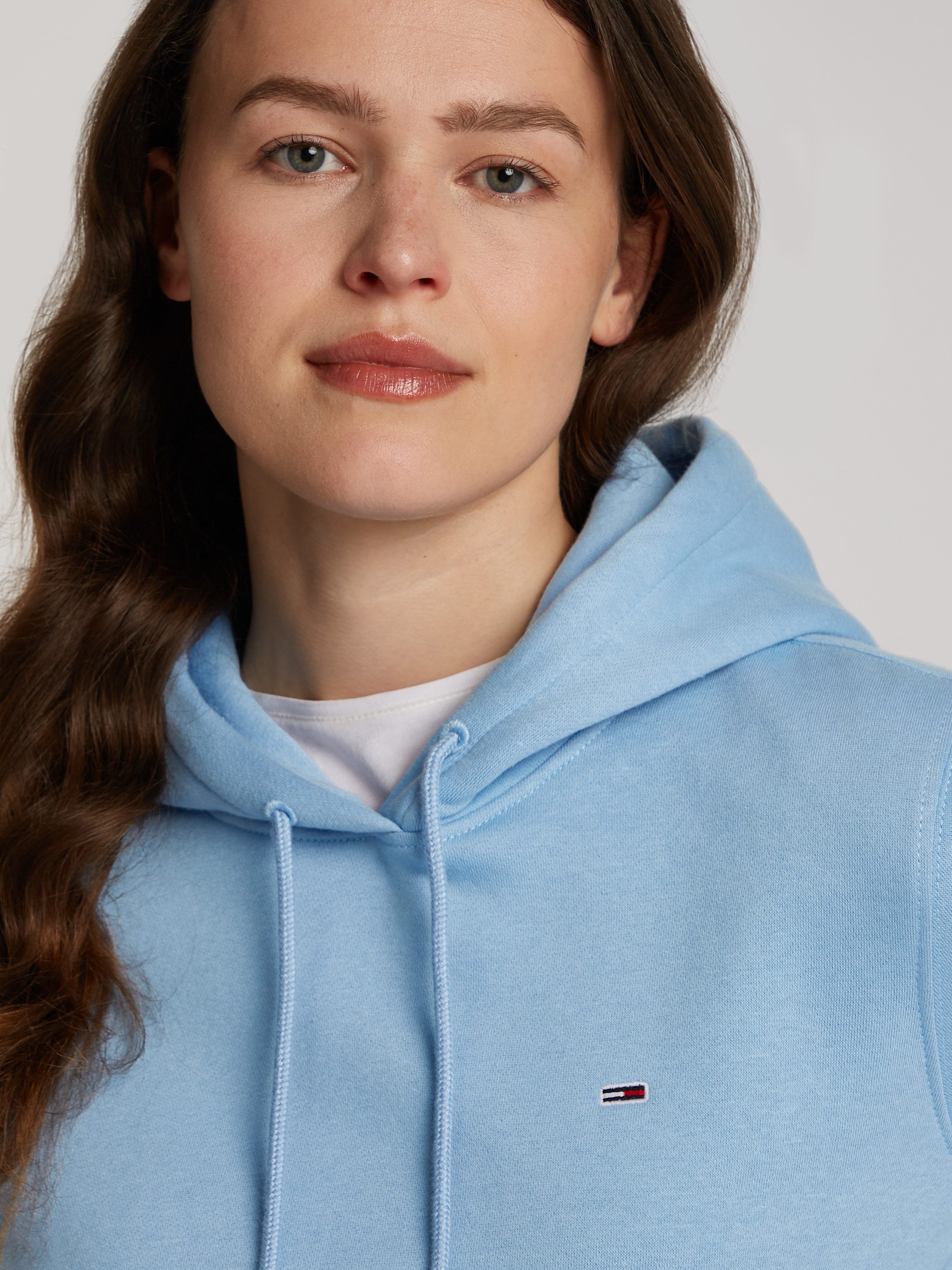 TOMMY JEANS Hoodie TJW REG S FLAG HOODIE Capuchon met koord, kangoeroezak, Tommy Jeans logo-vlag