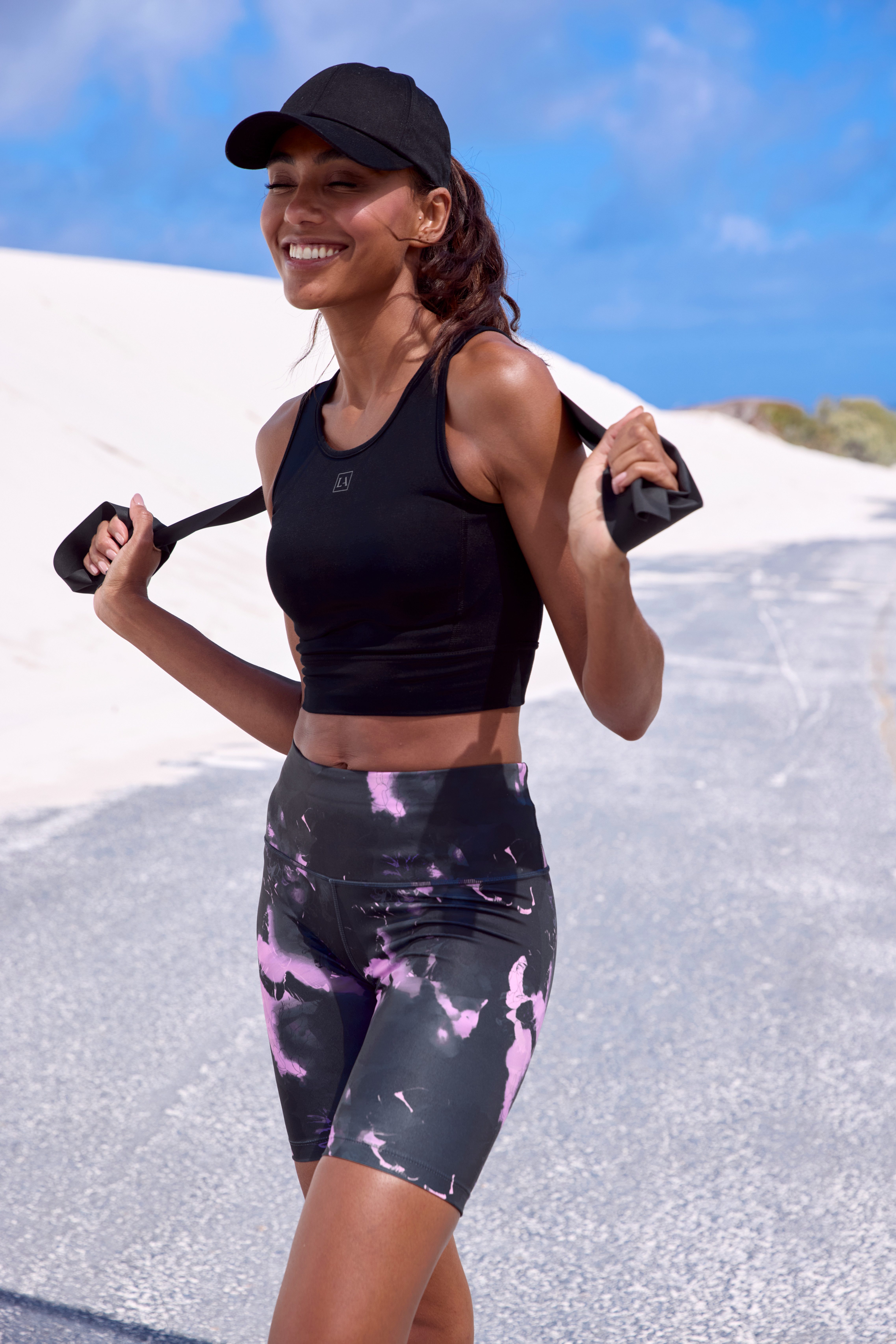 active by Lascana Functioneel shirt Digital Mauve met cut-out op de rug