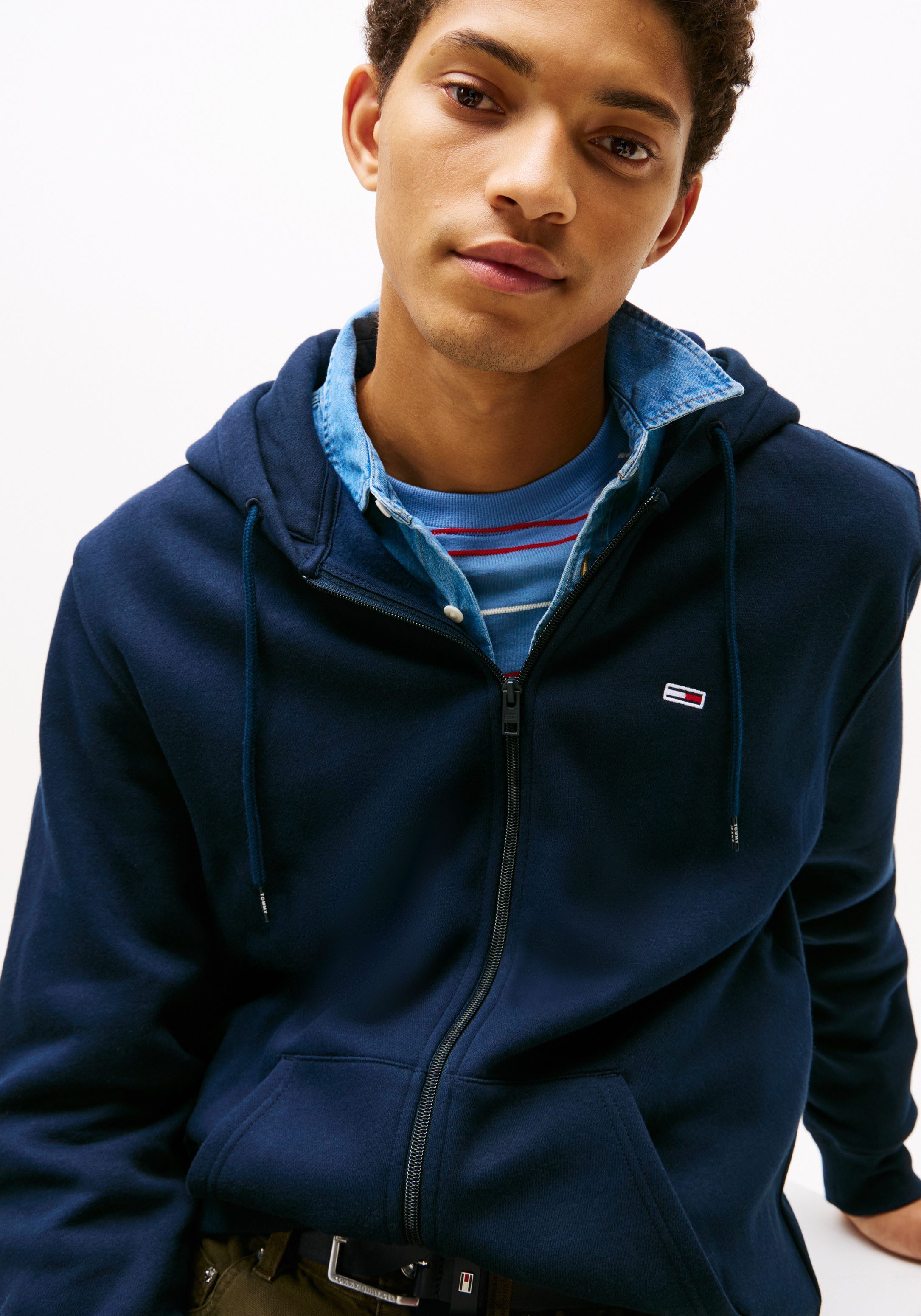 TOMMY JEANS Sweatshirt TJM REG S FLAG ZIP FLEECE THRU met geborduurd merklogo op borsthoogte