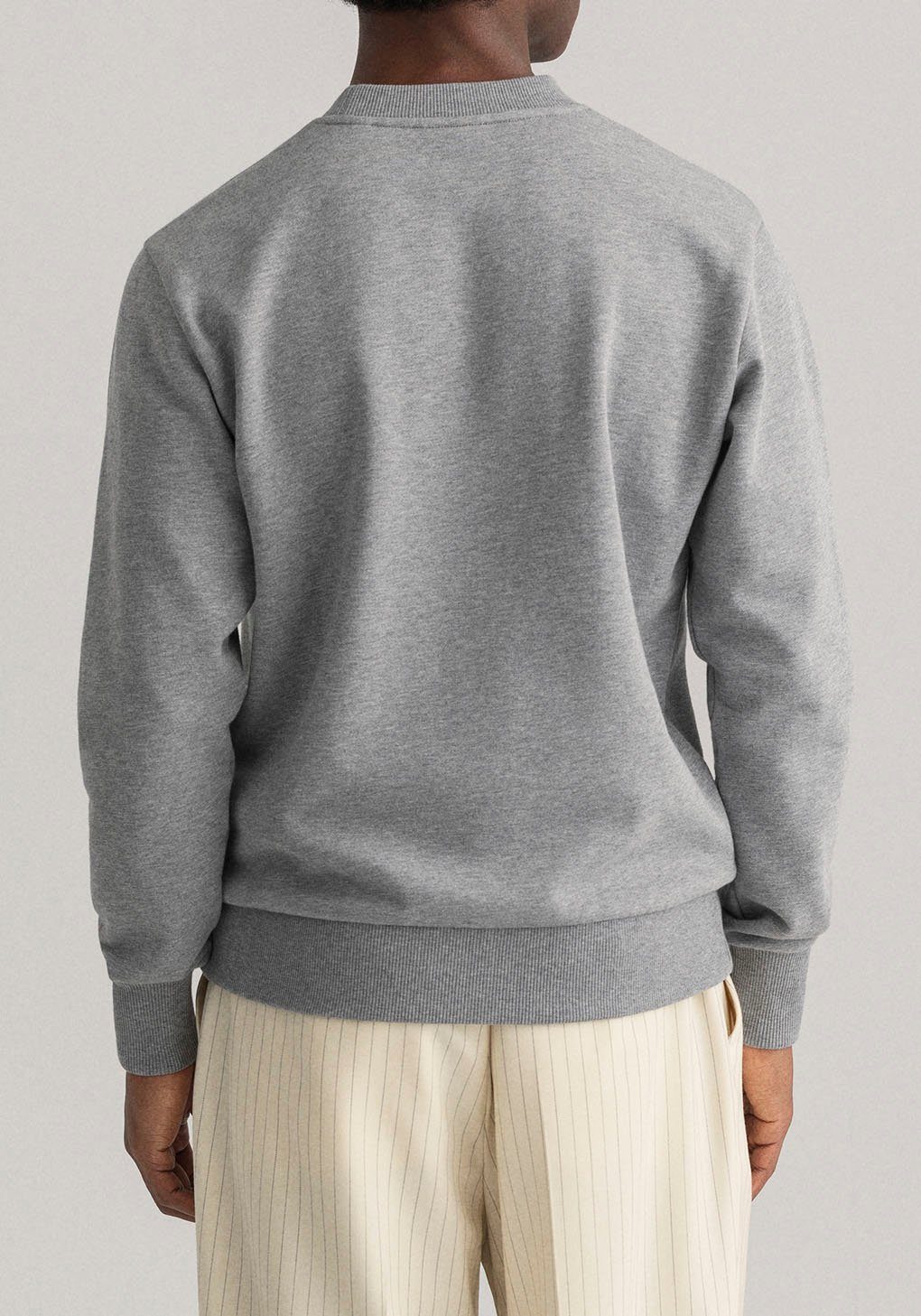 Gant Sweatshirt D1. TONAL ARCHIVE SHIELD C-NECK met logoborduursel op borsthoogte