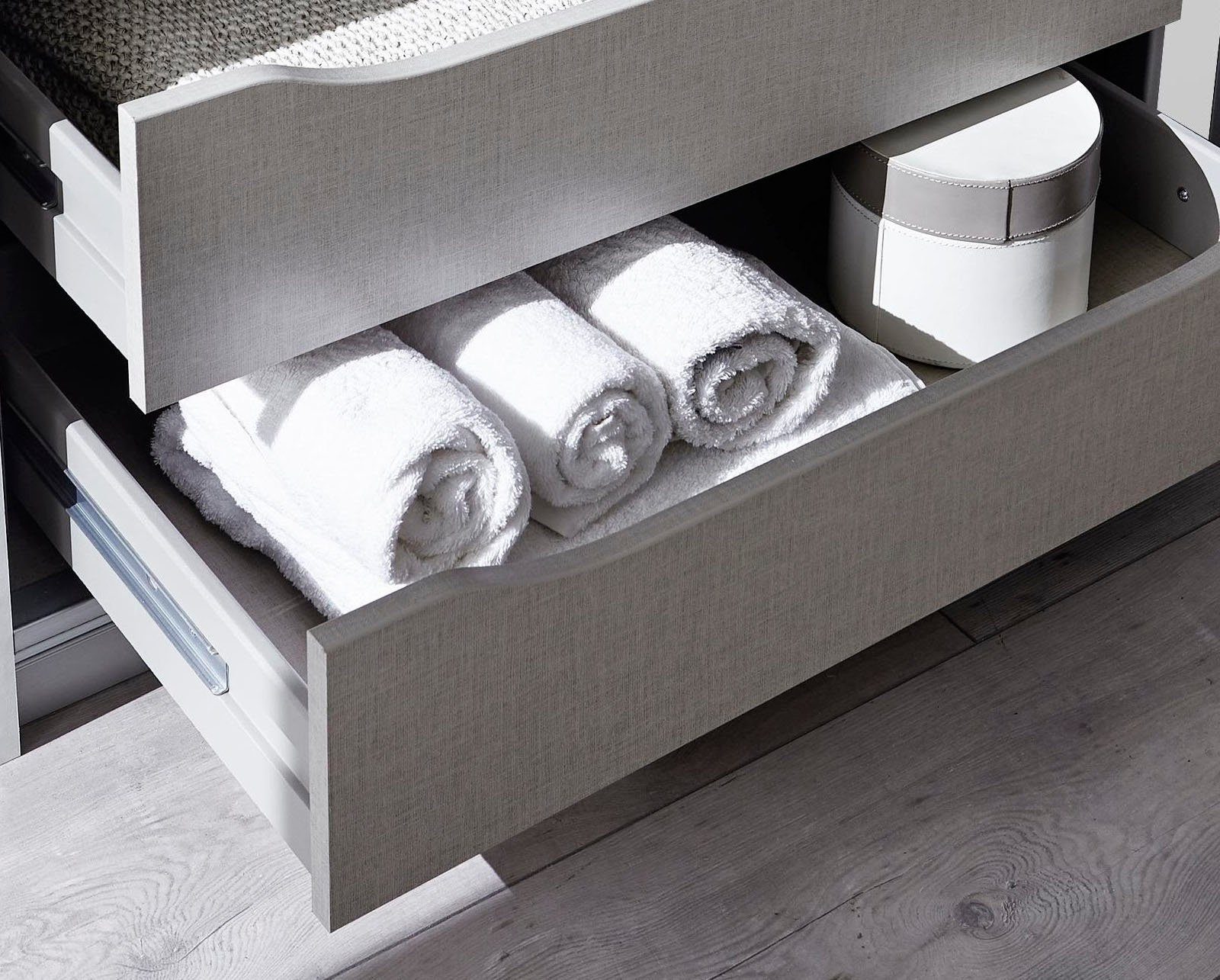 rauch Zweefdeurkast Kleiderschrank Schrank Garderobe Wäscheschrank Ankleide KULMBACH met uitgebreide interieurinrichting en passe-partout