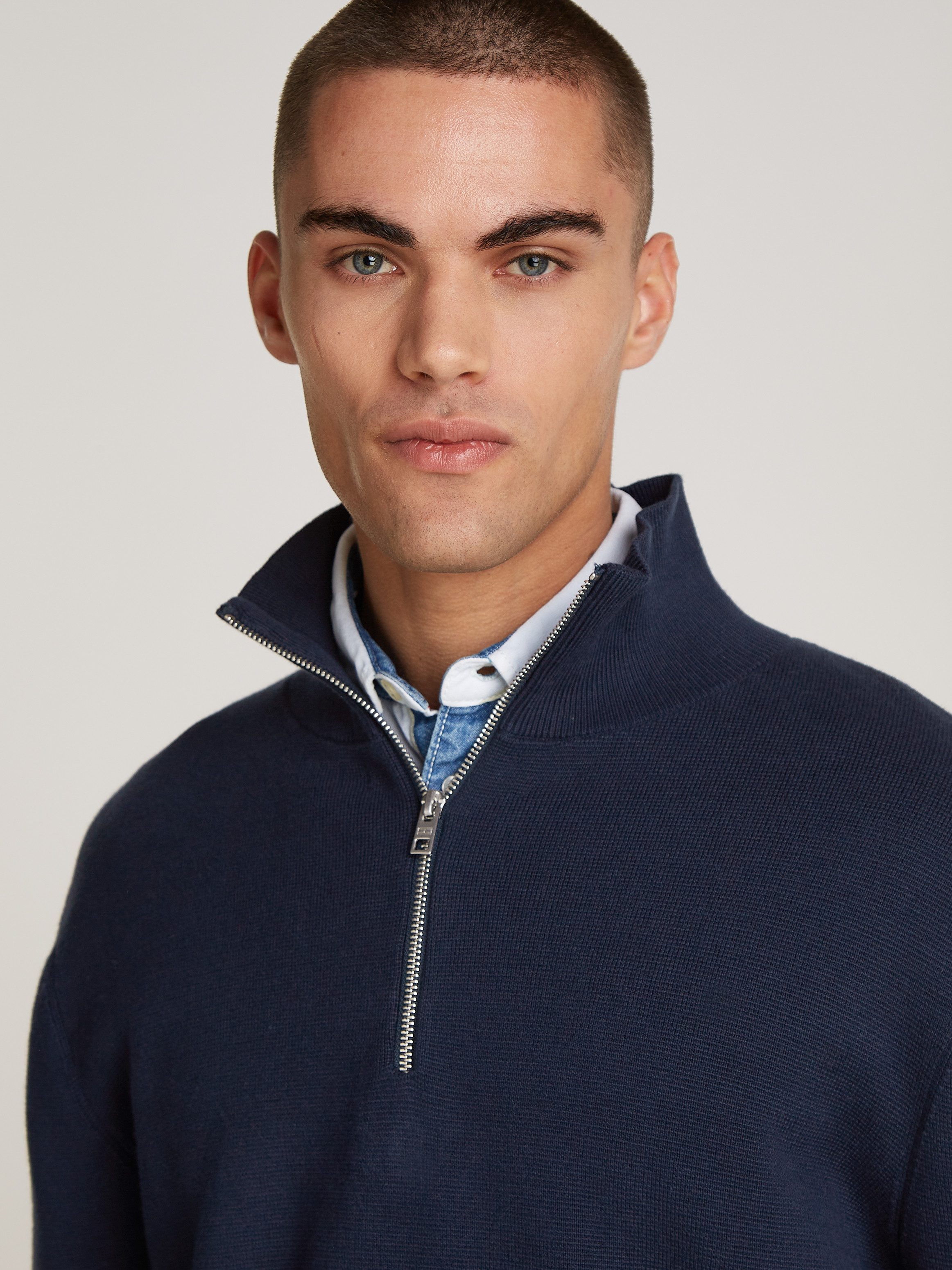 TOMMY JEANS Gebreide trui TJM REG HALF ZIP SWEATER met geborduurd merklogo op de mouw