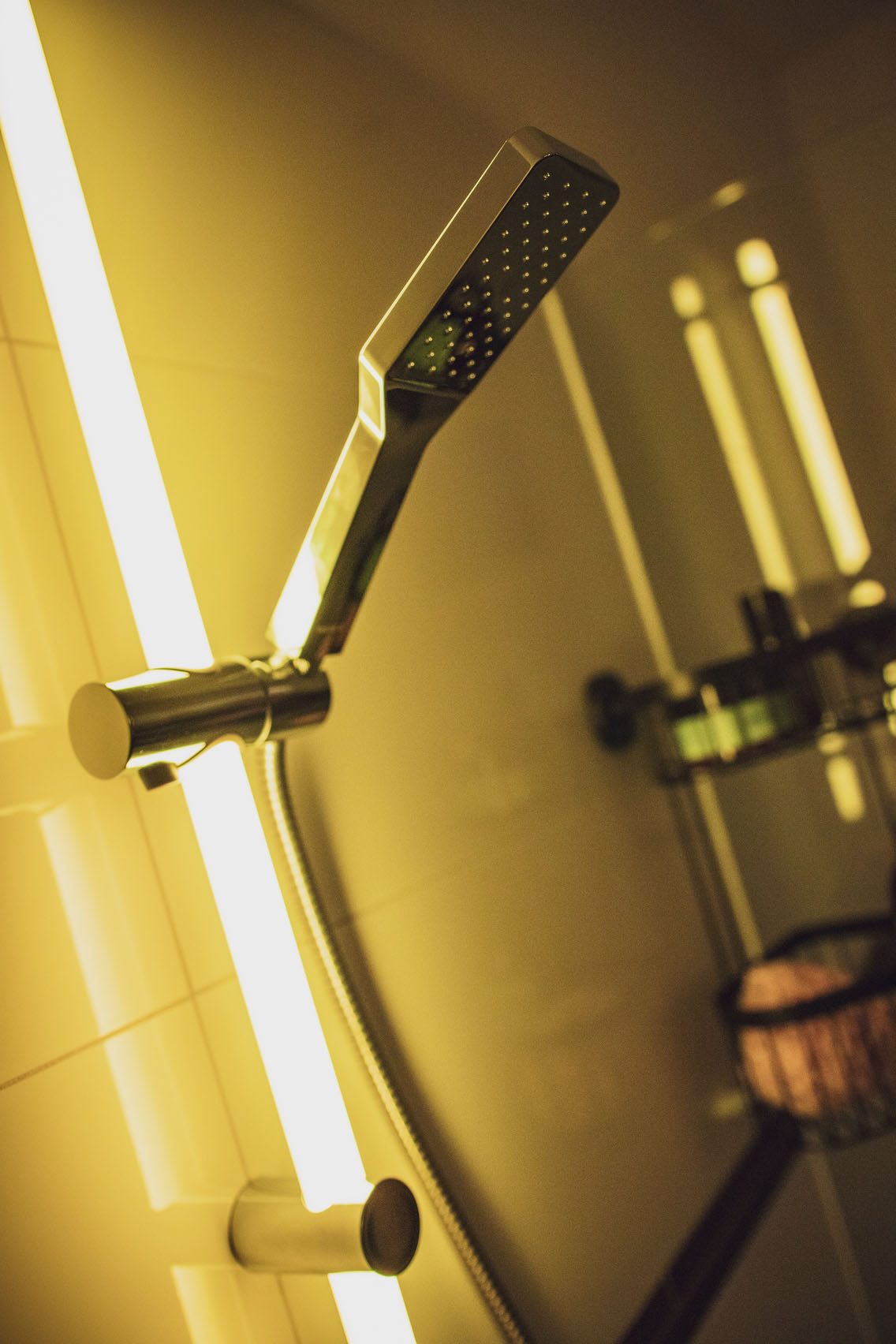 WENKO Douchestang met ledverlichting RGB-kleurwisseling en warmwit, inclusief oplaadbare eenheid