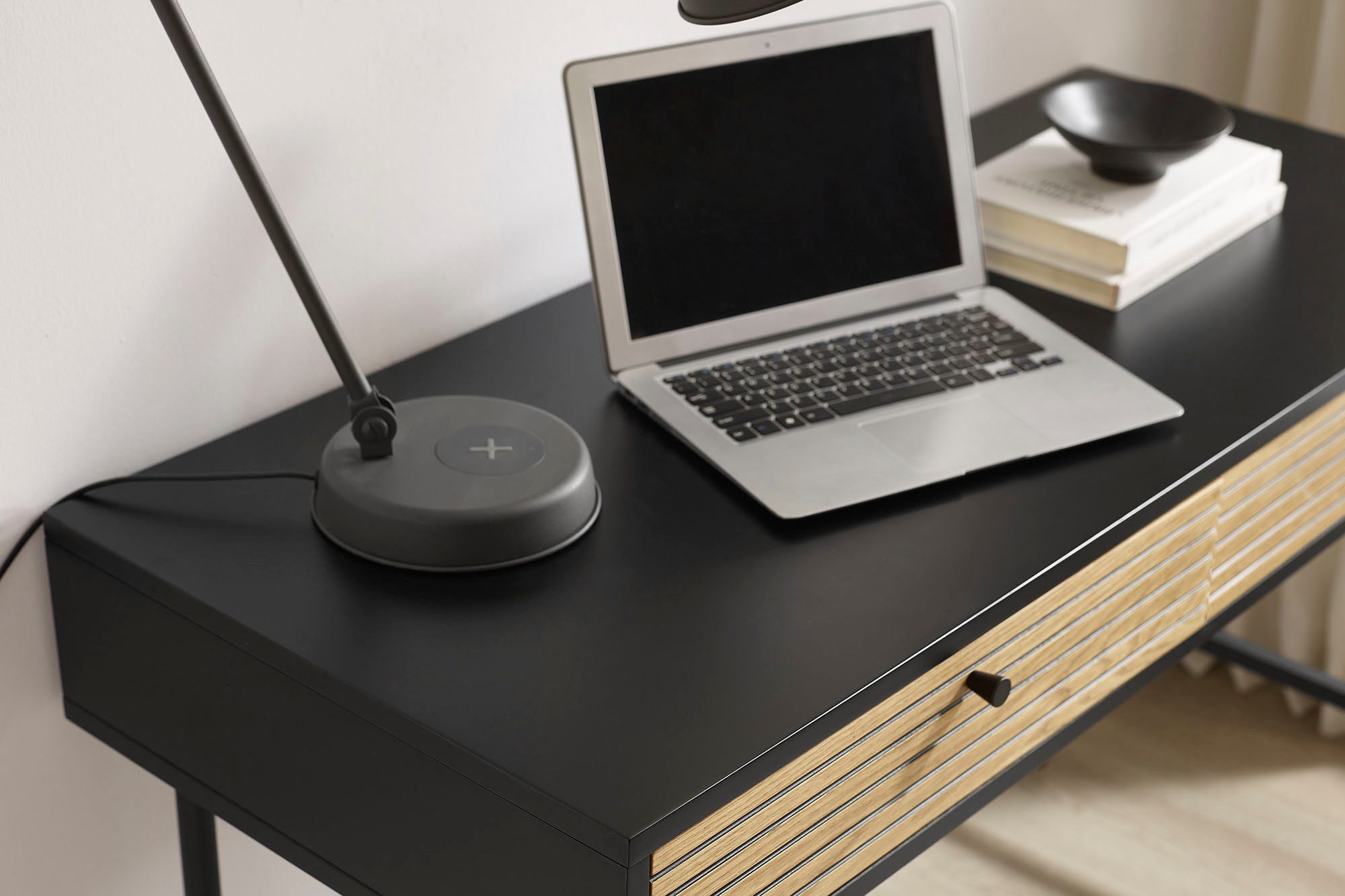 SalesFever Bureau in scandi design, sidetable
