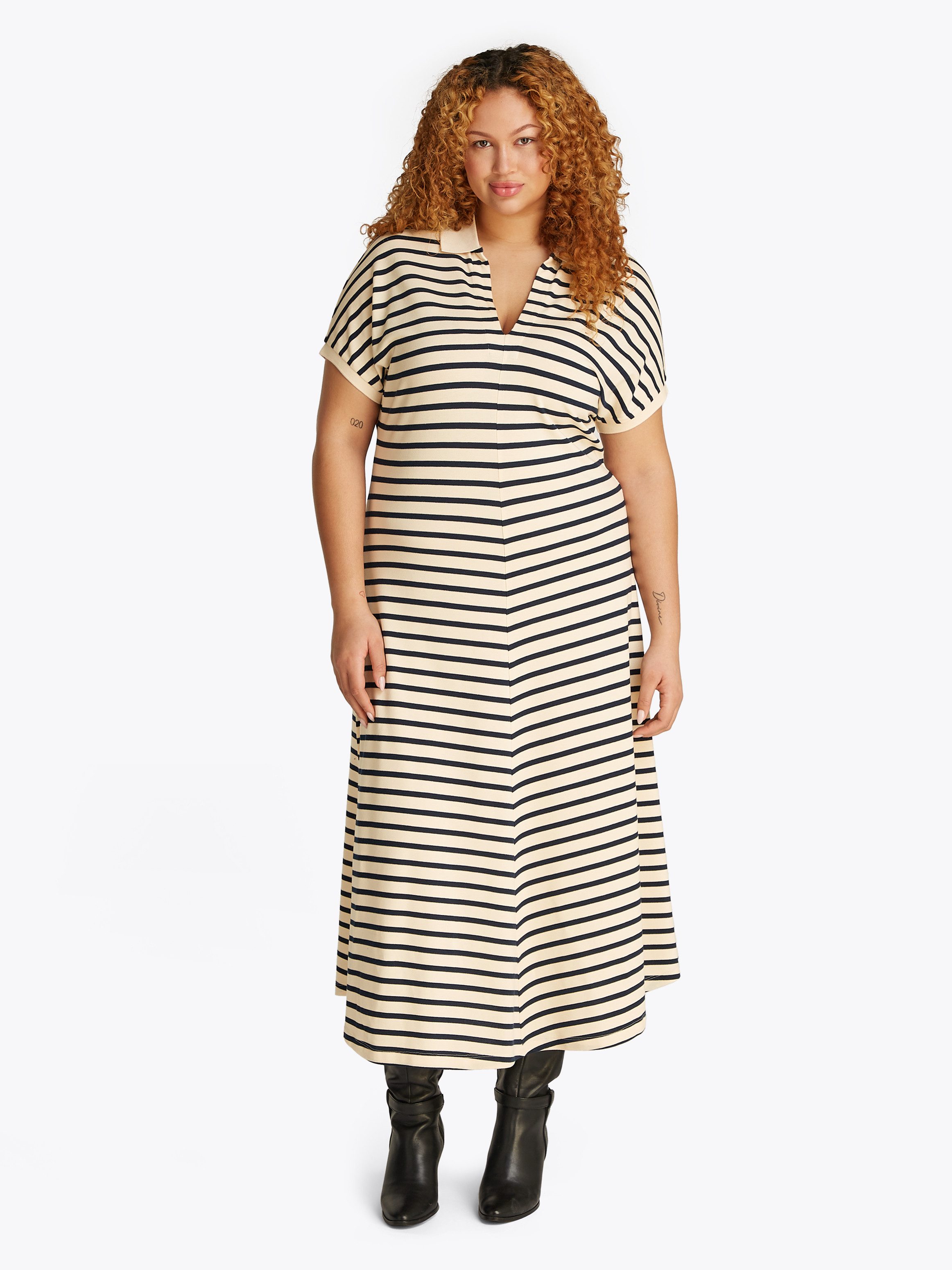 Tommy Hilfiger Curve Midi-jurk CRV LYOCELL OPEN-NK MIDI DRESS in grote maten, logoborduursel, v-hals