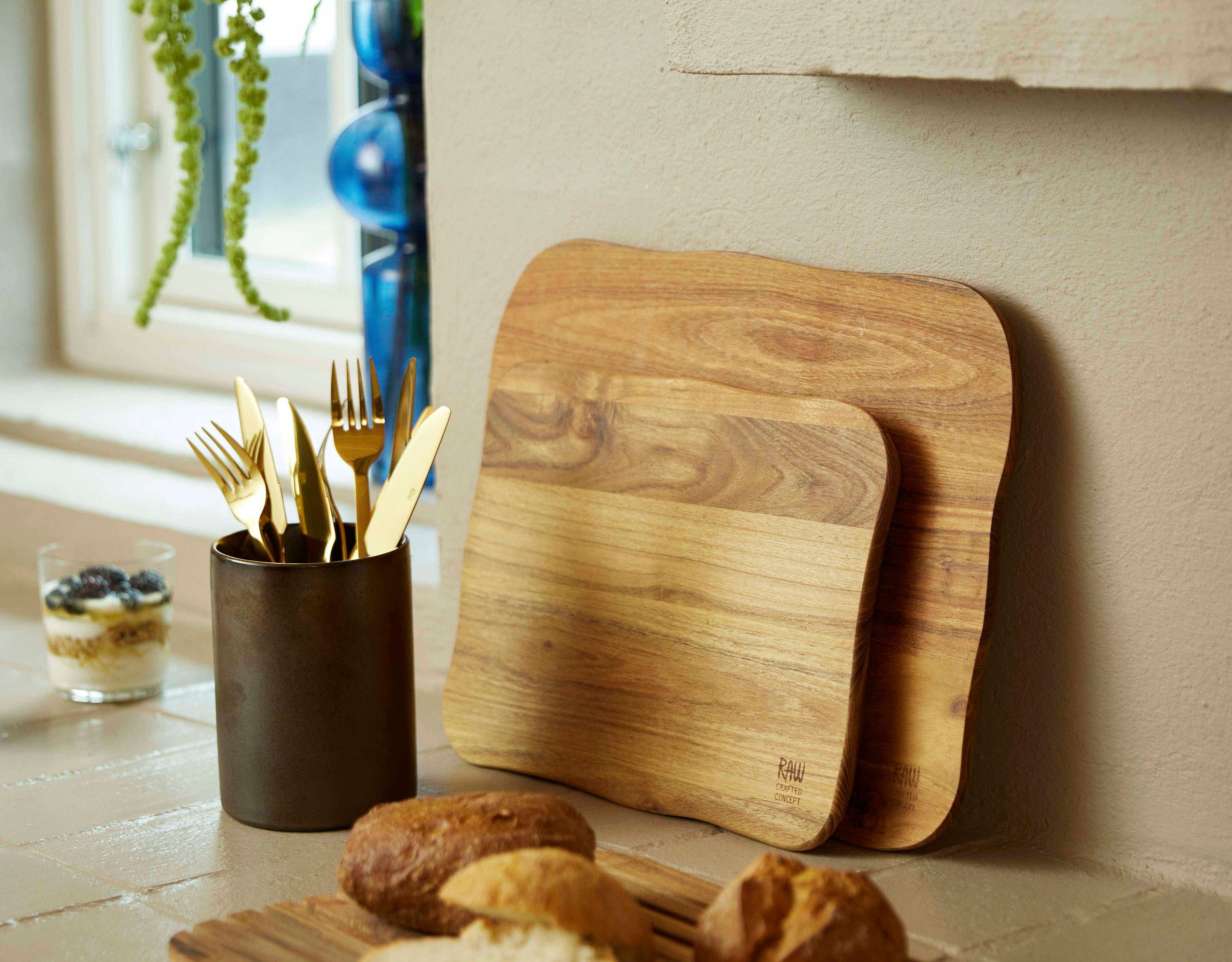 aida RAW Snijplank RAW Teak organic shape, each piece is unique