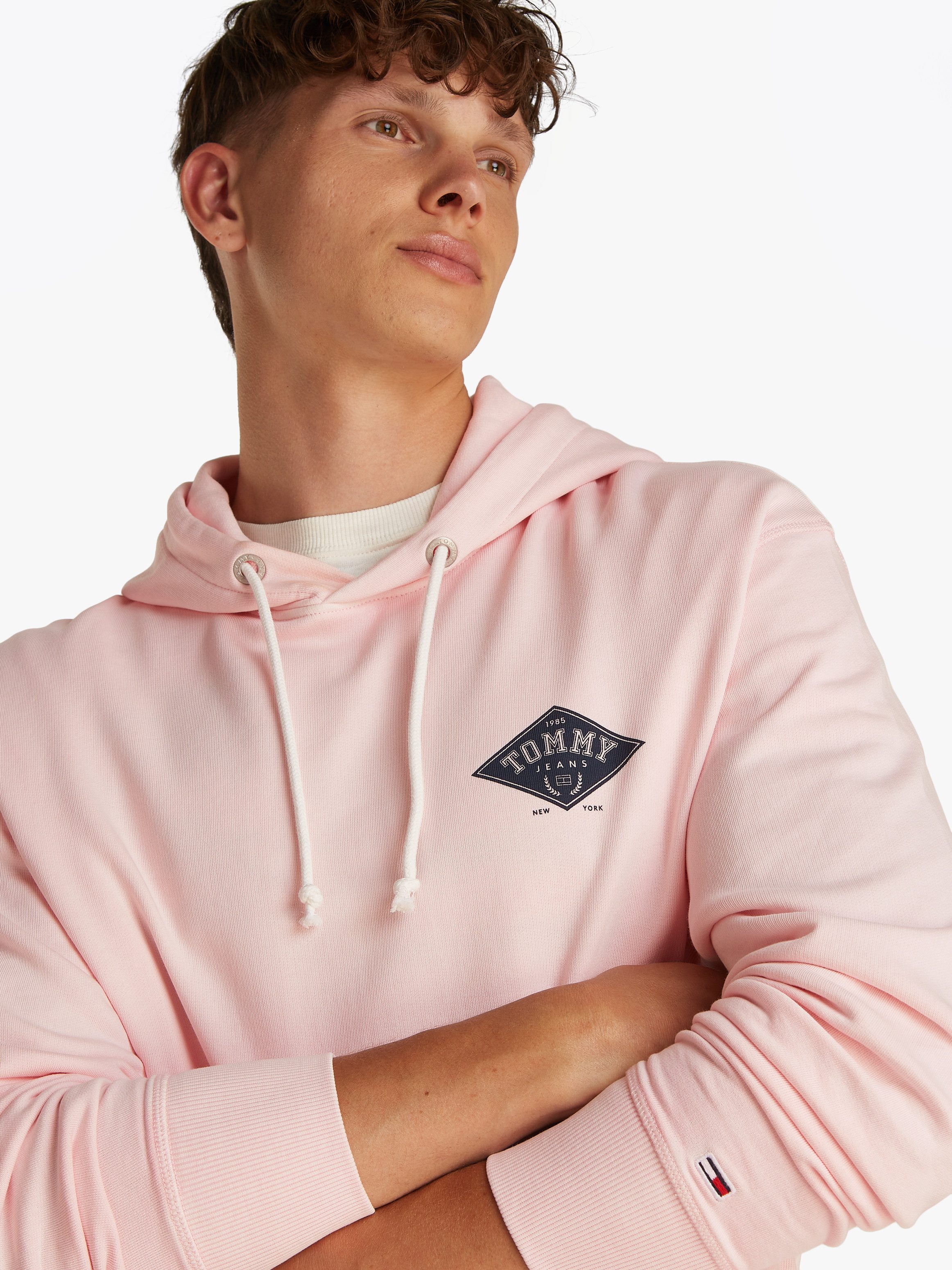 TOMMY JEANS Hoodie TJM RLX VARSITY GRAPHICS HOODIE